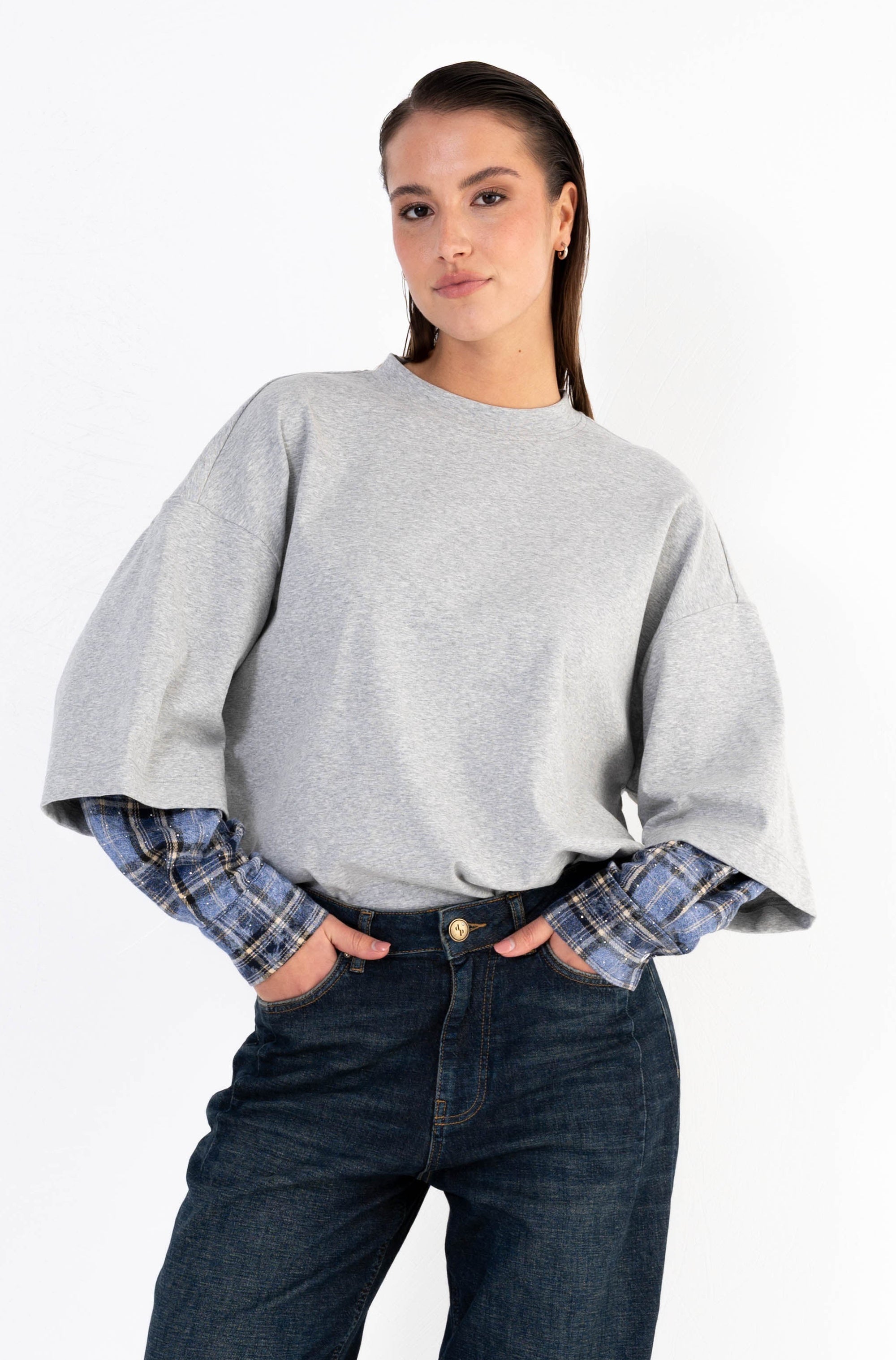 oversized grijs shirt met wijde bovenmouwen die overlopen in aansluitende mouwen met een blauw ruitpatroon