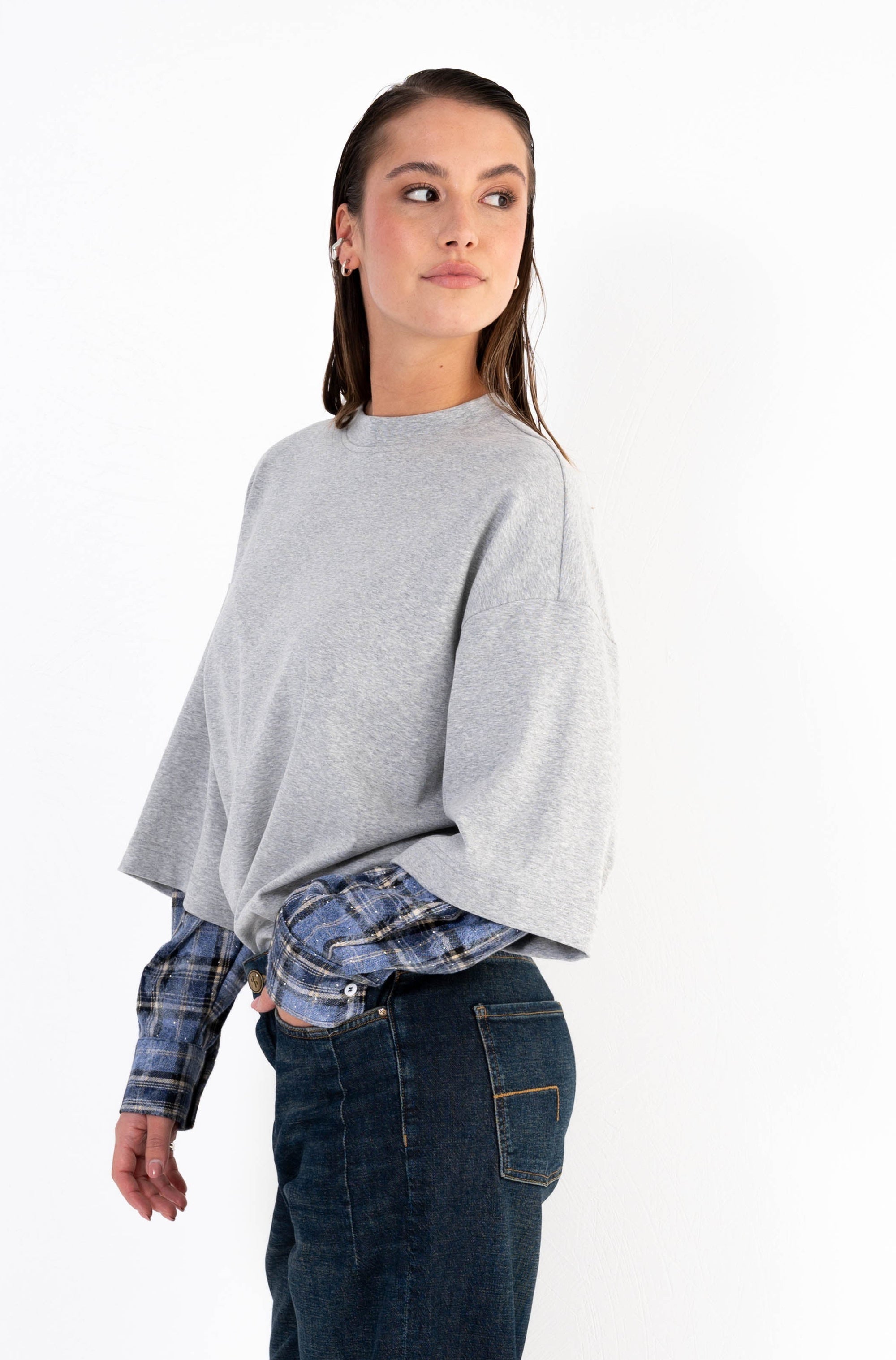 zijkant oversized shirt grijs op een blauwe jeans