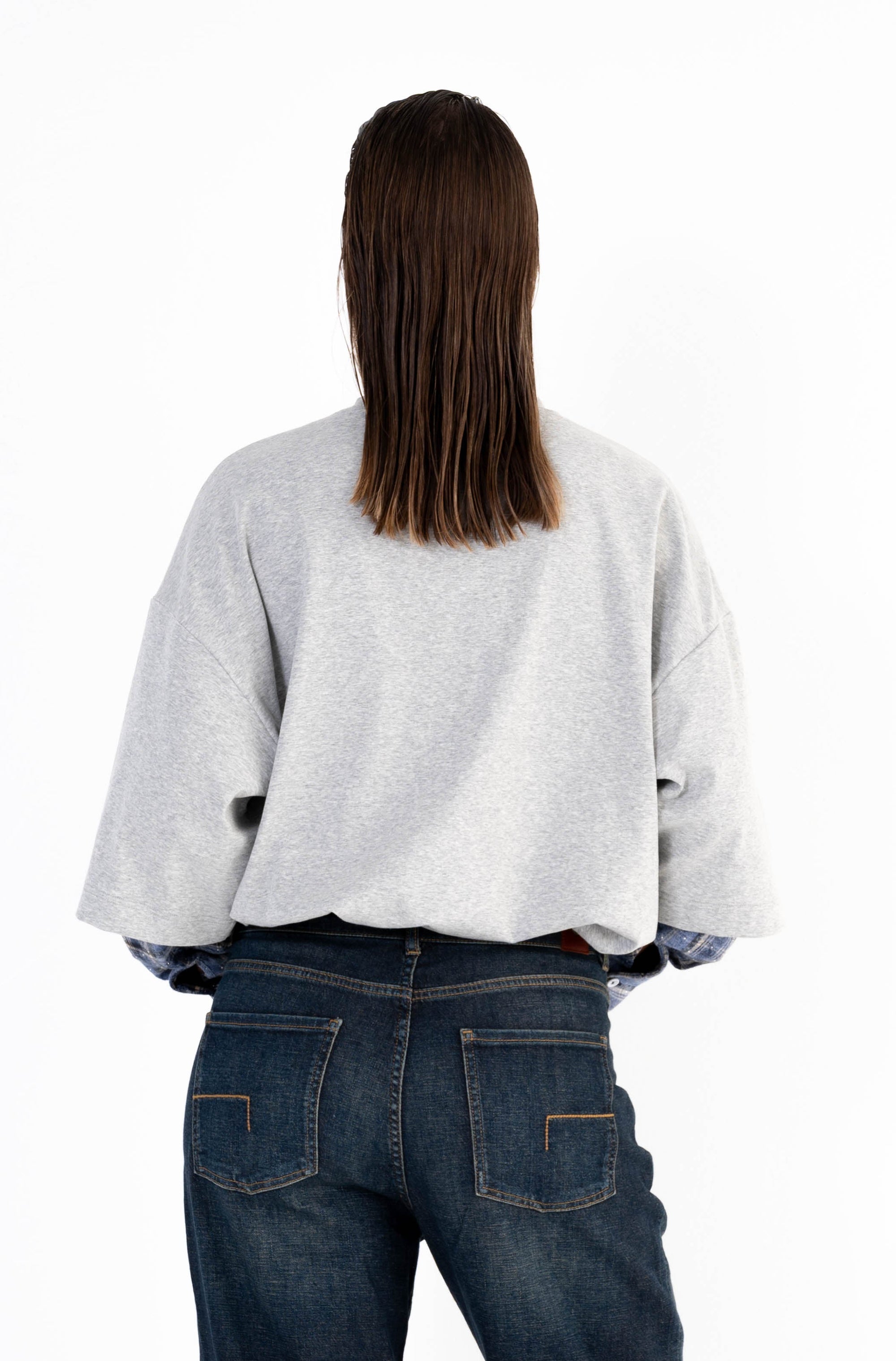 achterkant model oversized shirt vocus in het grijs met aansluitende mouwen in blauw ruitpatroon