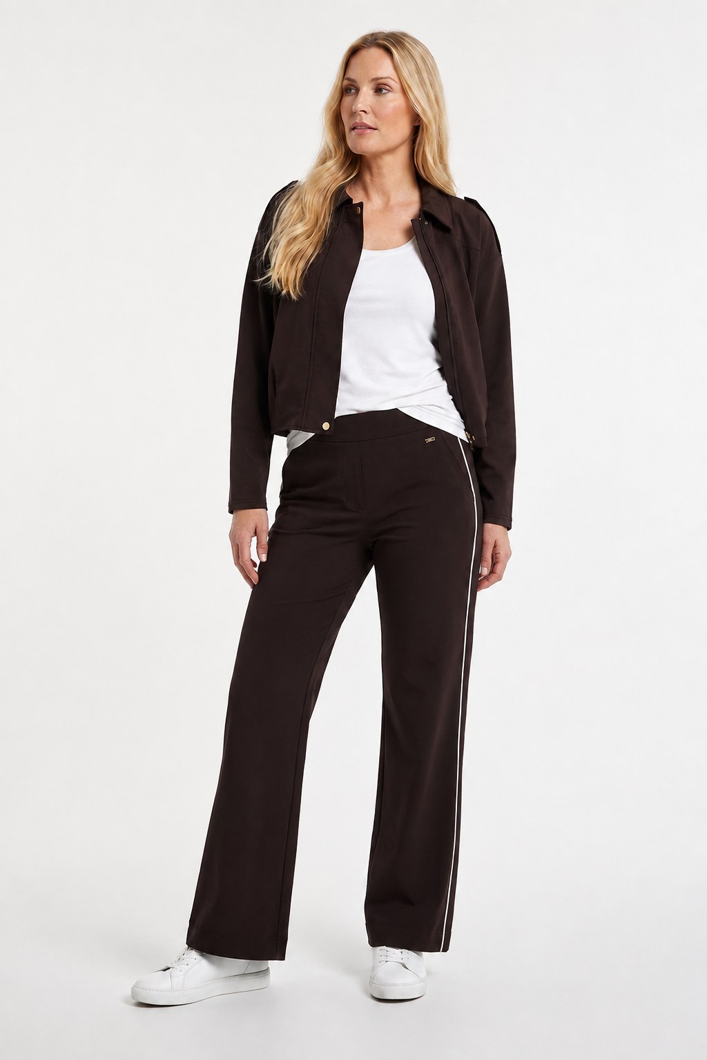 stoere herfstoutfit trendkleur bruin met travelbroek en jasje
