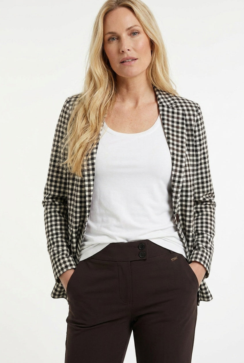 dame draagt een complete damesoutfit met travelblazer daisy met wit t-shirt met ronde hals gedragen op een bruine broek