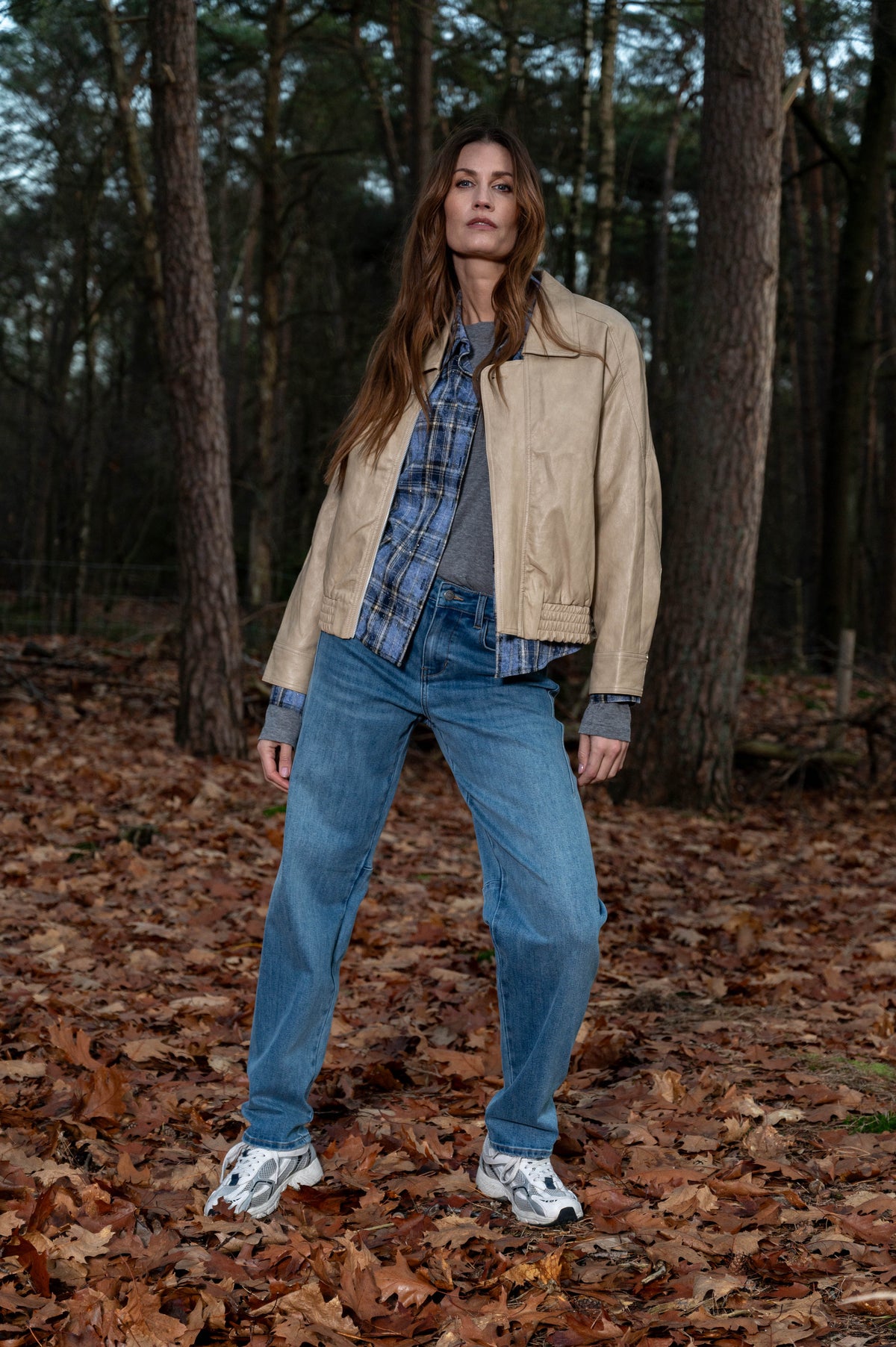 herfstoutfit dames met lederlook jas vion op een stoere blouse en een leuke denim