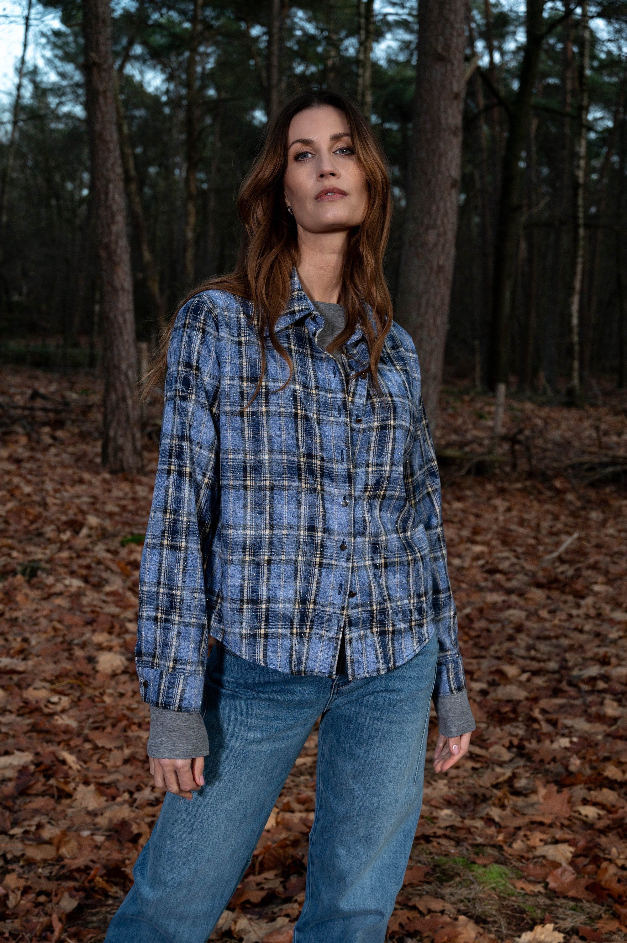 model draagt de vaudin blauwe damesblouse van maicazz met lange mouwen