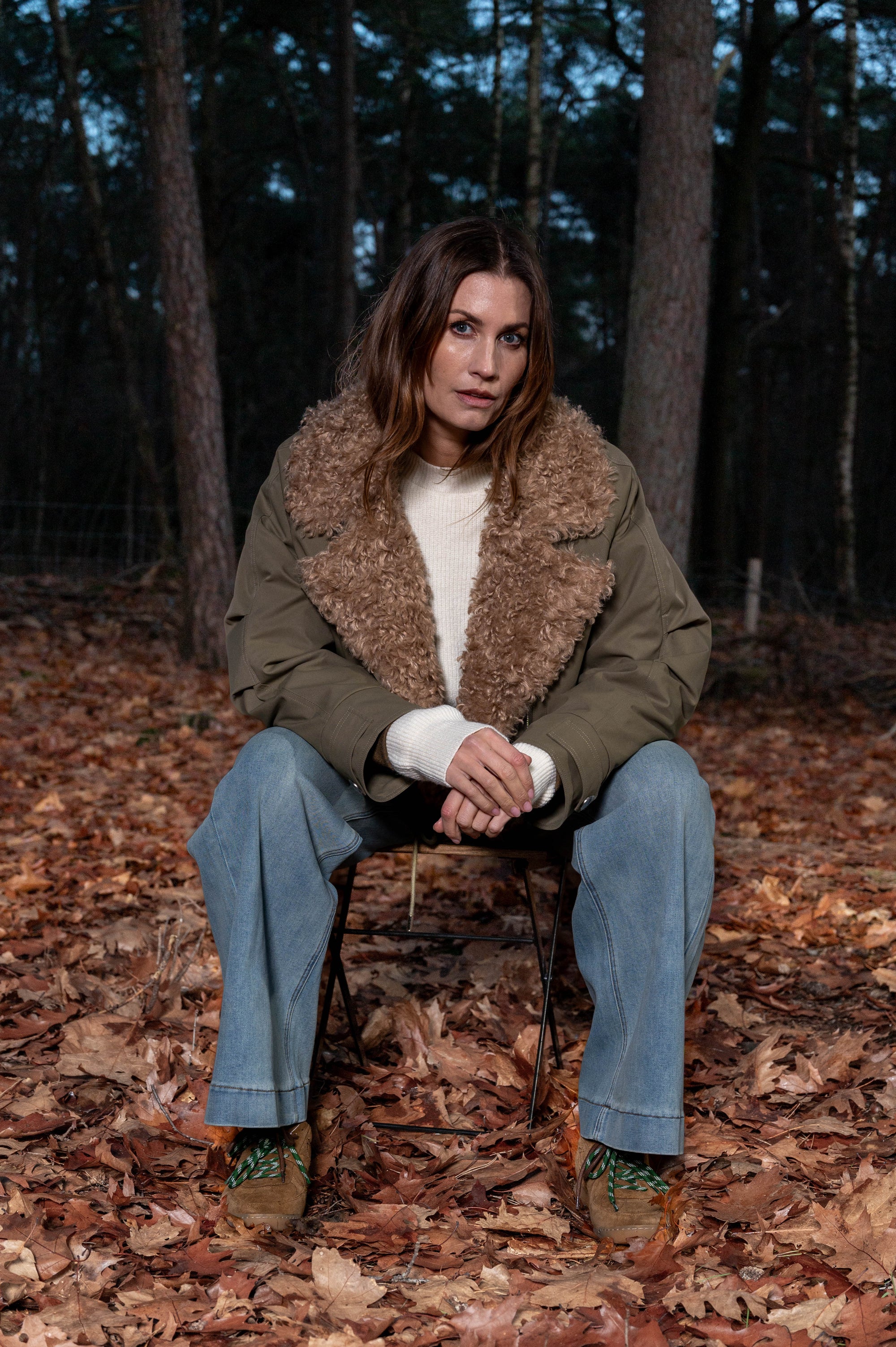 herfstoutfit gedragen door dame met legergroene teddy jas met mooie opvallende kraag
