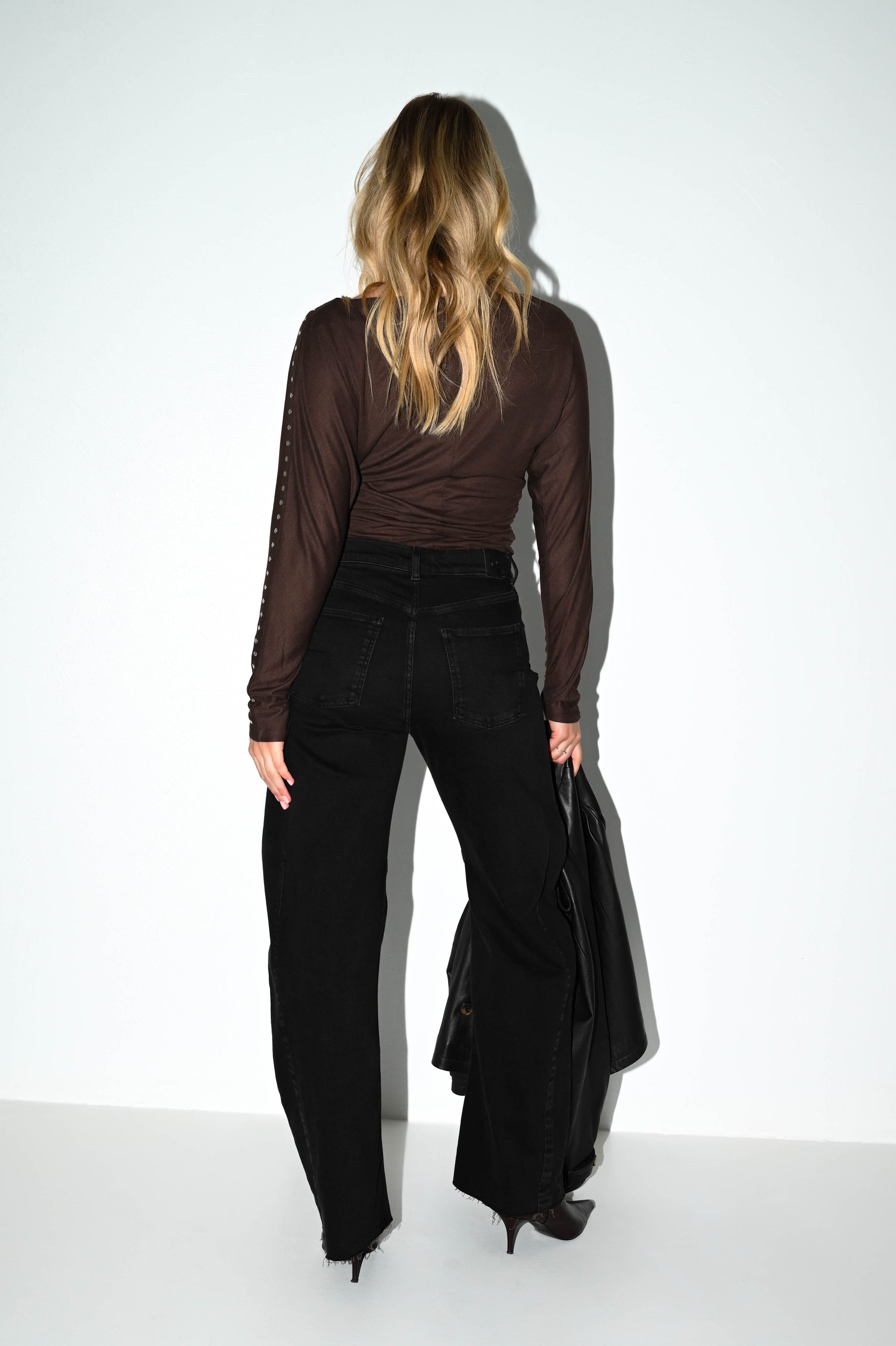 achterkant van de bosley washed zwart damesjeans