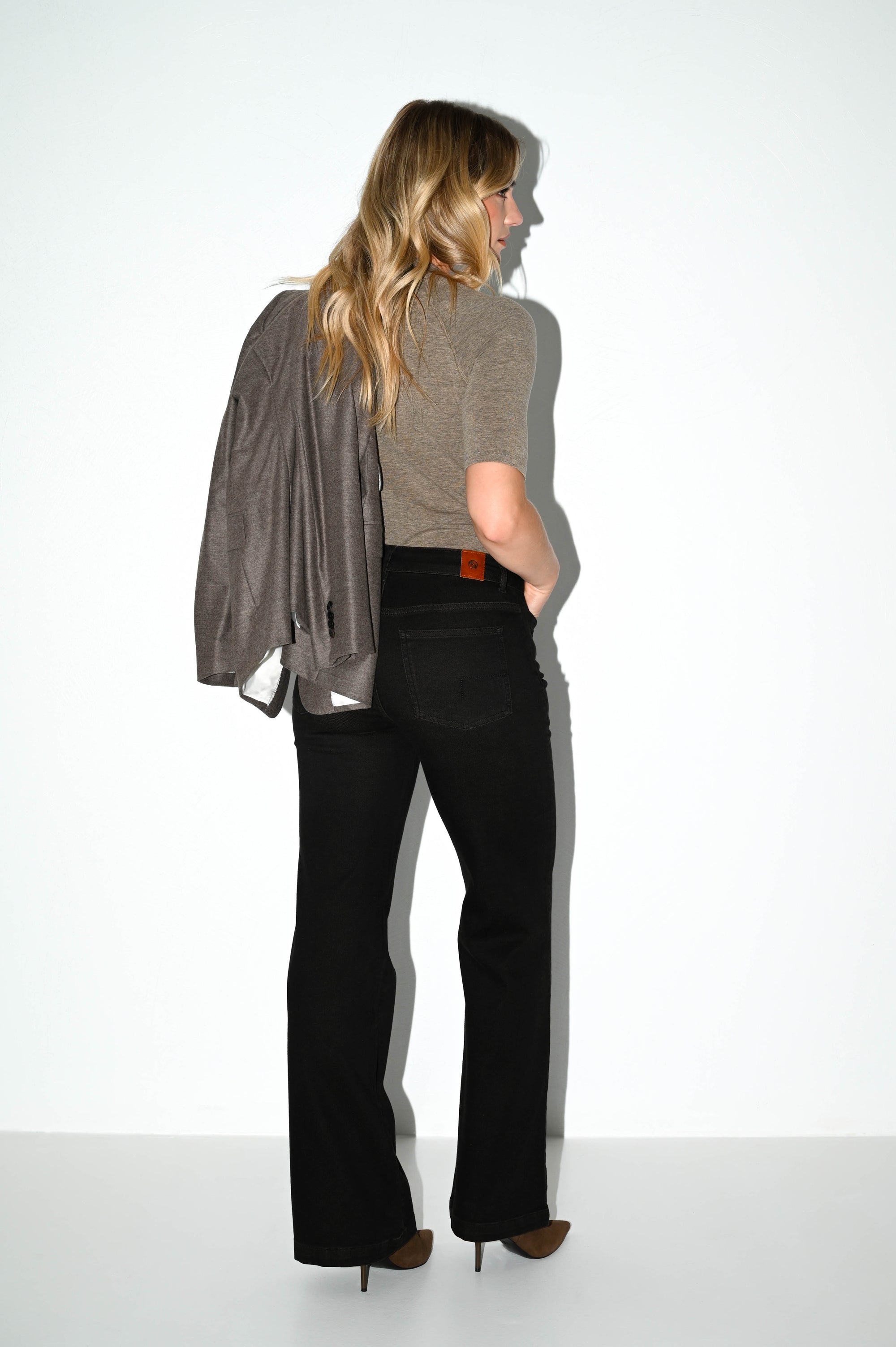 combineer een zwartbruine jeans met beige of grijs tinten
