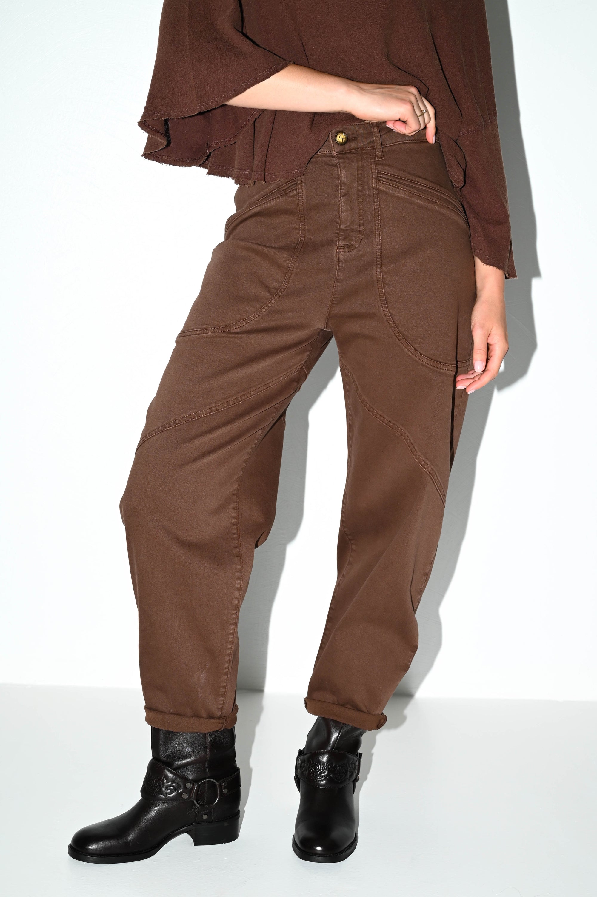 detail van de bella bruin damesjeans met schuin ingezette steekzakken
