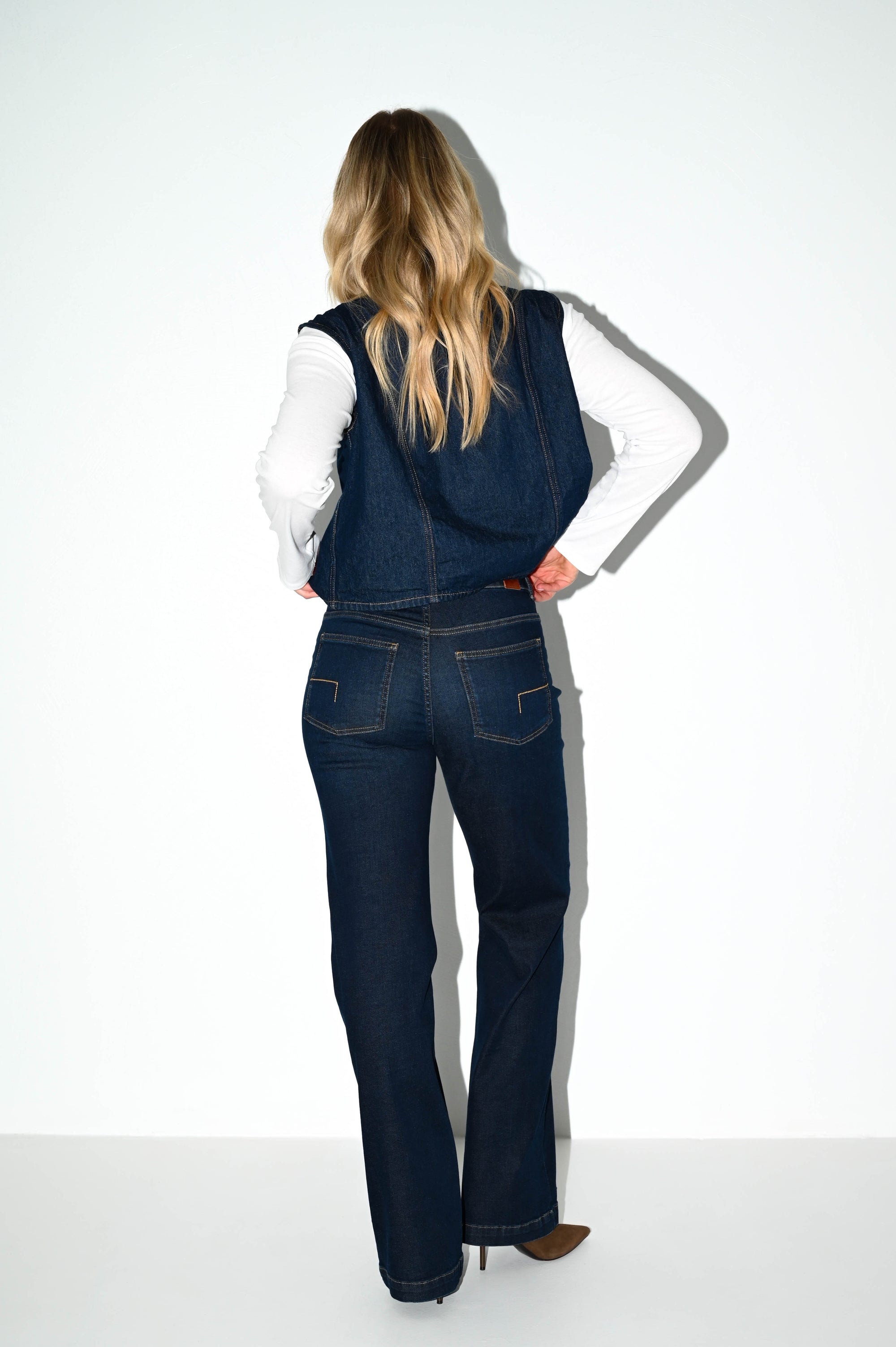 achterkant semi wide leg denim bobby in donkerblauwe denim kleur