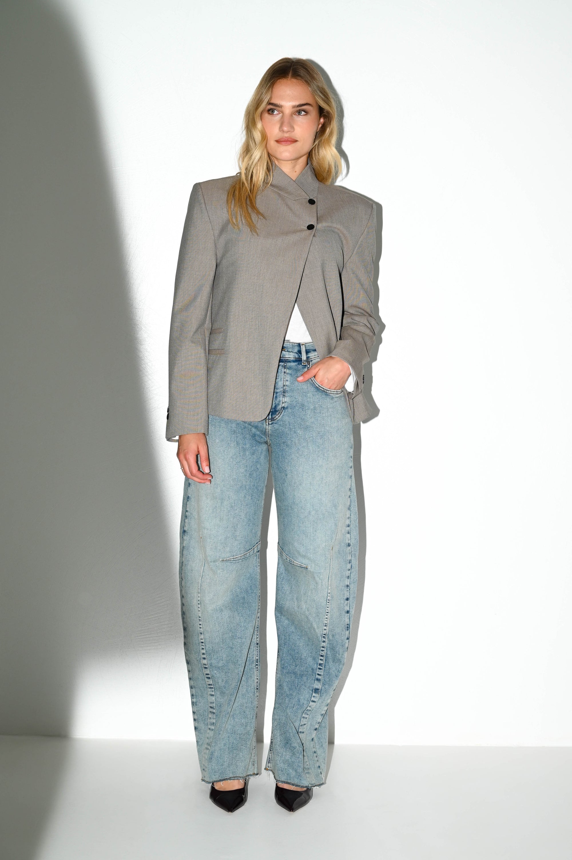 barrel fit jeans met mooie gestikte details bij de knieën en aan de zijkant van de jeans