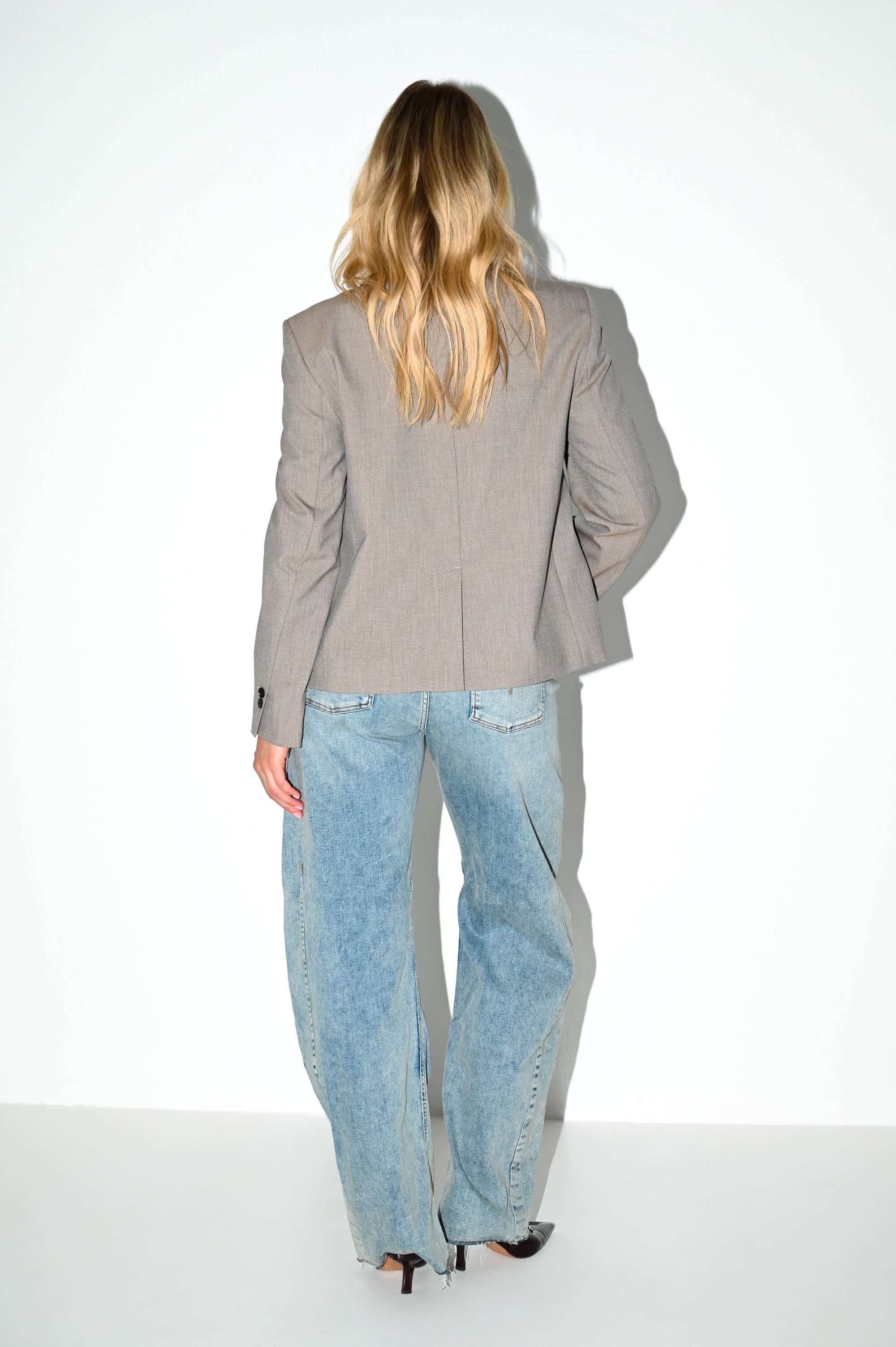 achterkant bosley barrel fit jeans meso blue gecombineerd met een grijze blazer