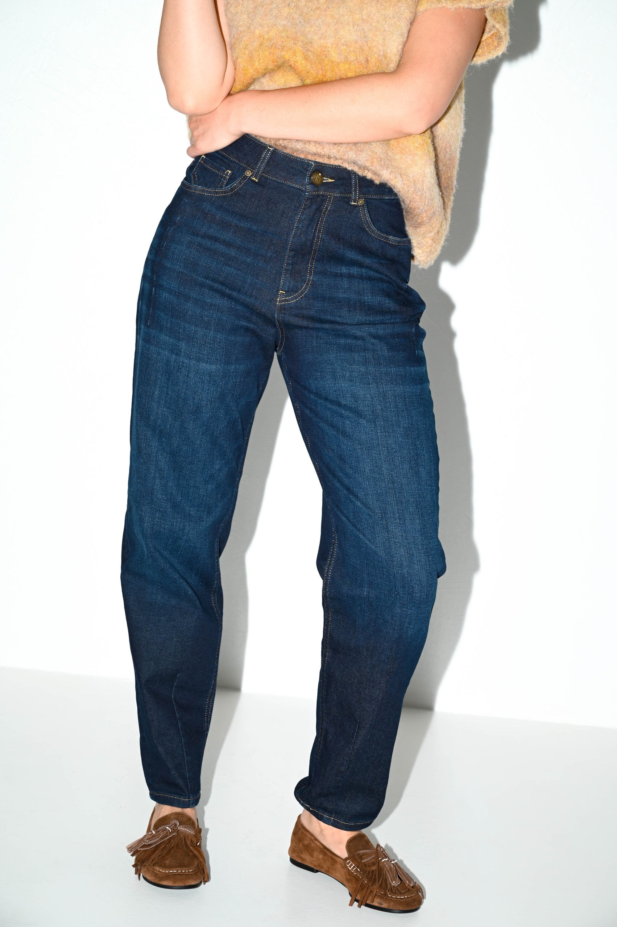vooraanzicht van model in de cool j donkerblauwe denim barrel fit damesjeans met knoop- en ritssluiting