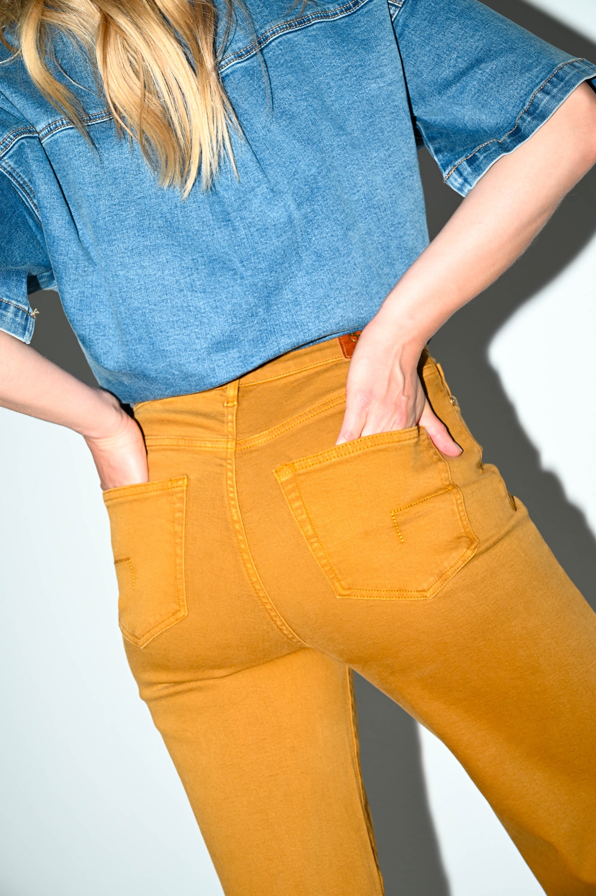 achteraanzicht van de frankie bronze jeans met kenmerkende dnm pure achterzakken
