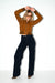 complete outfit herfst voor dames met een donkere denim en een warme kleur herfstjas