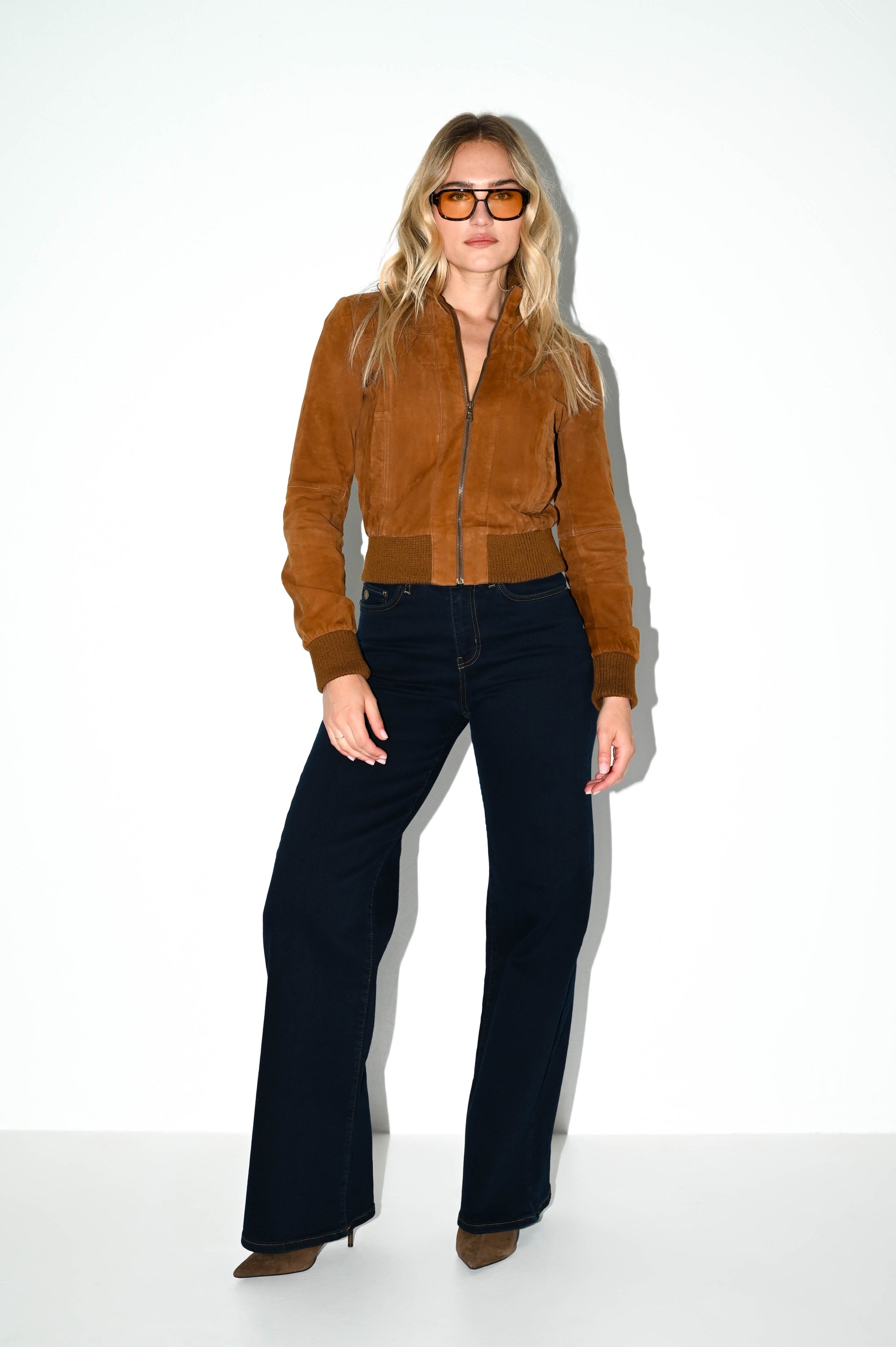 complete herfstoutfit dames met een donkere flared fit jeans van dnm pure met een stoer cognac kleurig jasje van maicazz
