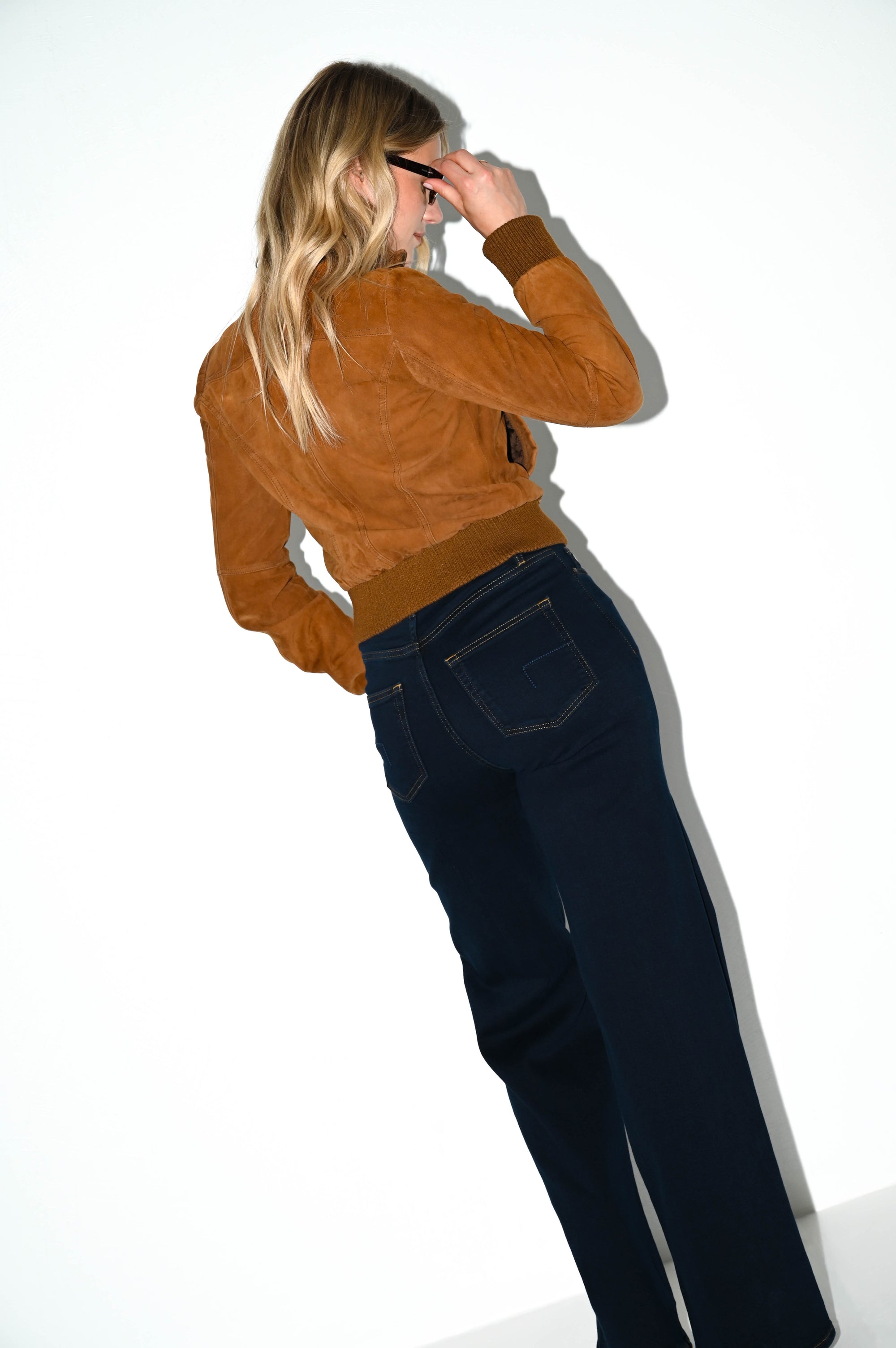 model van achteren in de frankie night blue damesjeans met karakteristieke achterzakken