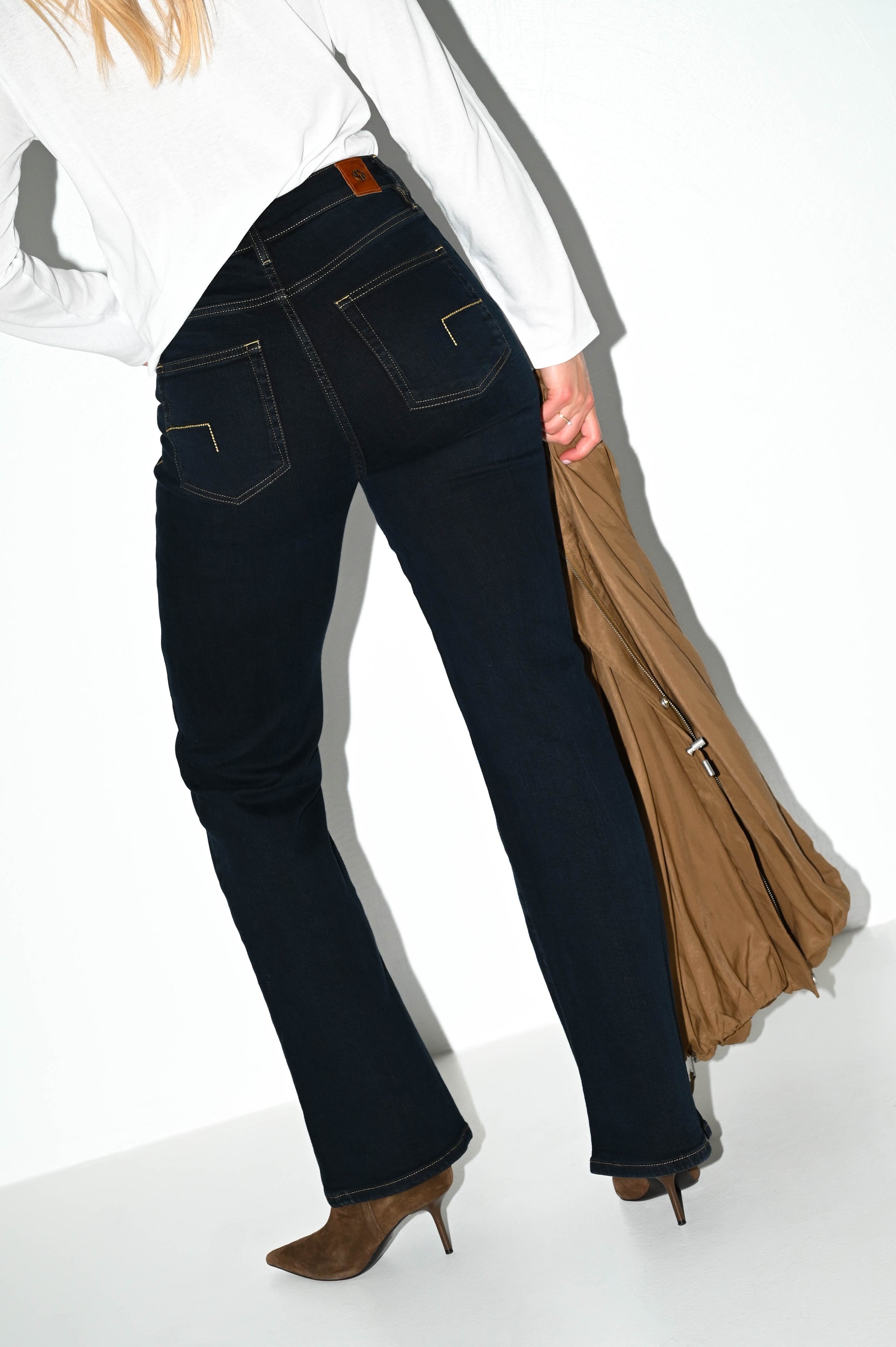 achterzijde bowie blue mocca flared fit damesjeans van dnm pure