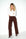 complete outfit met roodbruine jeans en witte top met lange mouwen