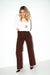 complete outfit met roodbruine jeans en witte top met lange mouwen