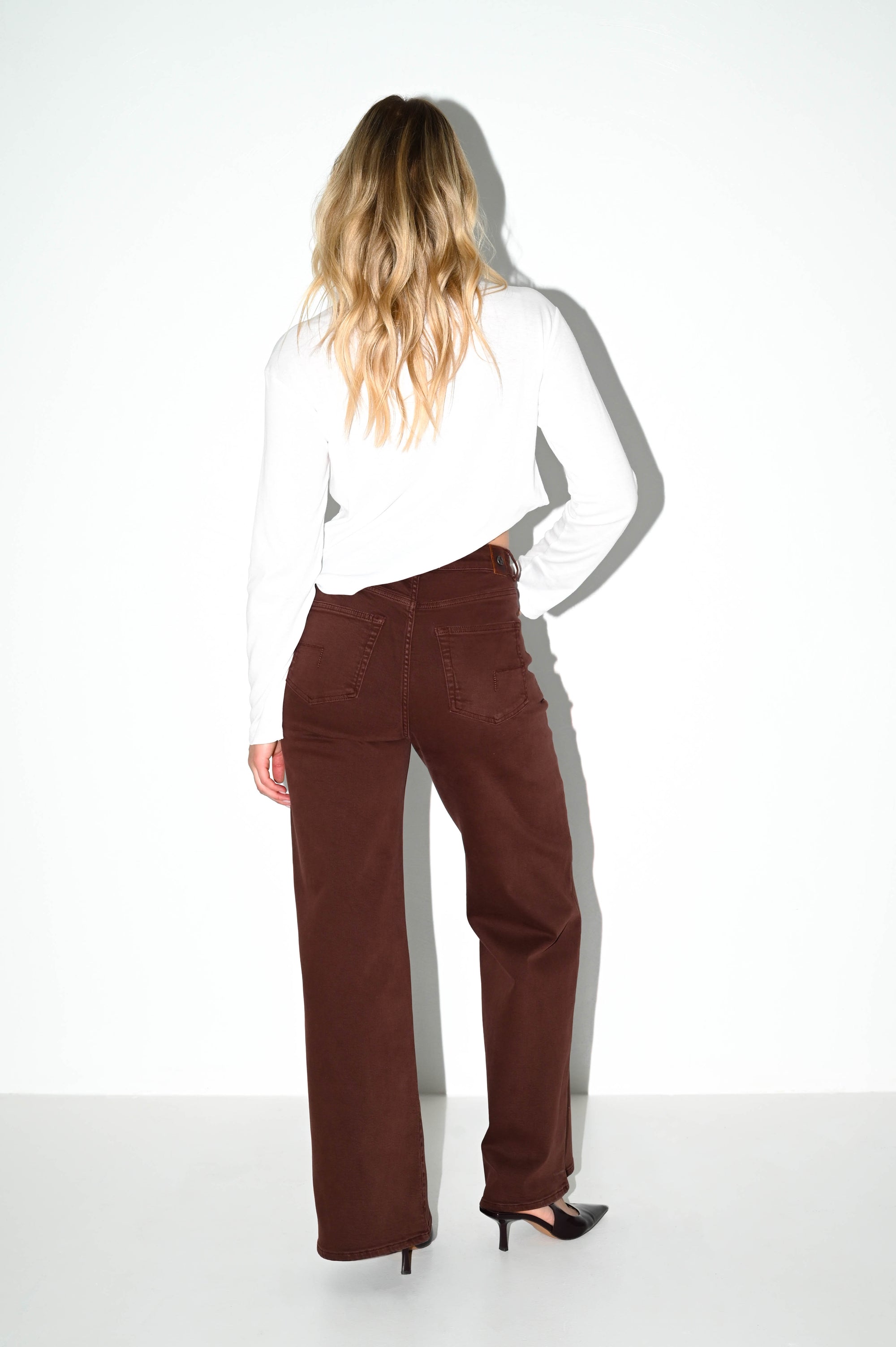 fit achterzijde van de wide leg jeans francis in roodbruine kleur