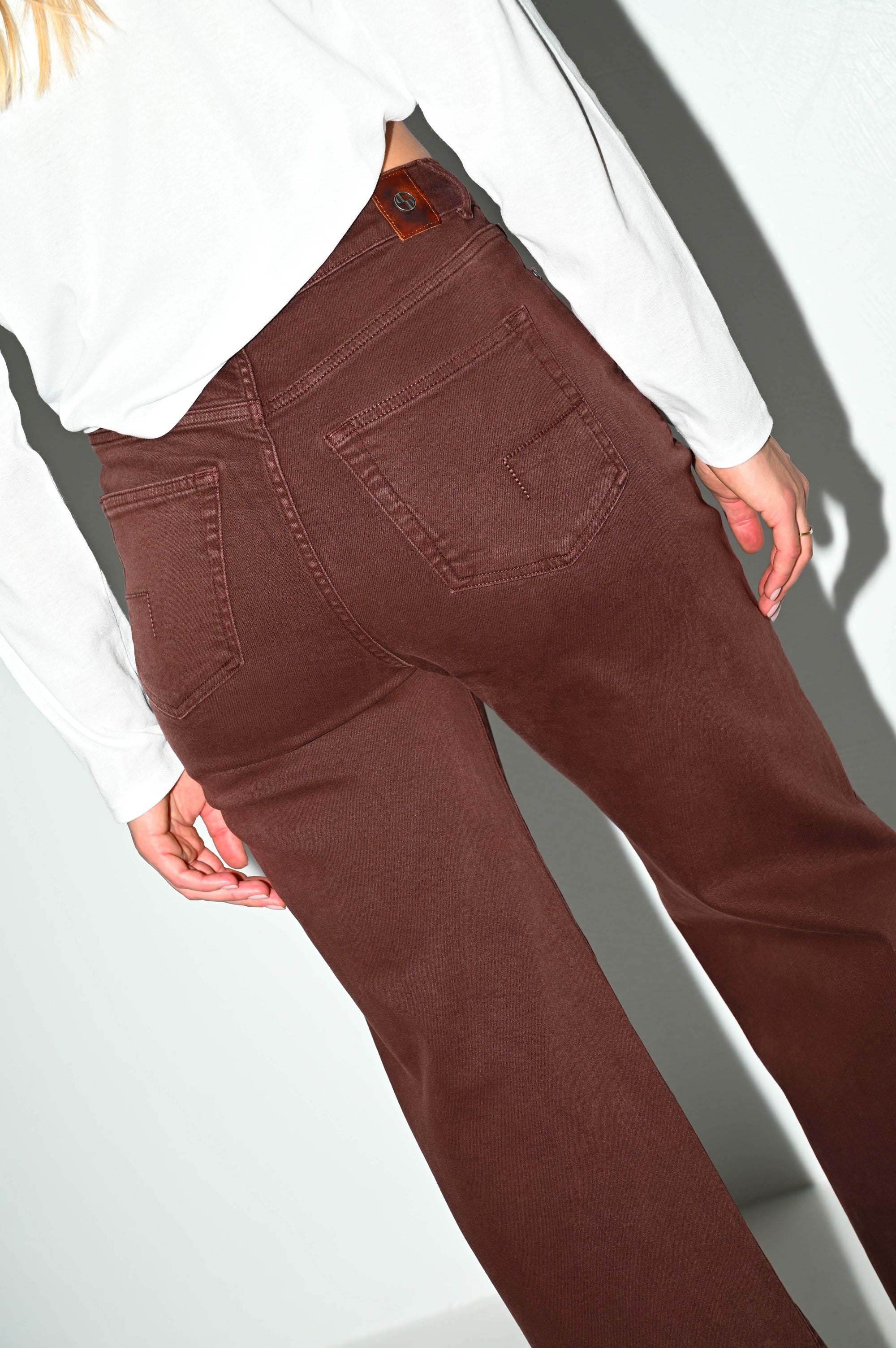 detail van de francis roodbruine damesjeans met karakteristieke achterzakken