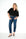 model in de diaz denim spijkerbroek met carrot fit gecombineerd met zwarte top