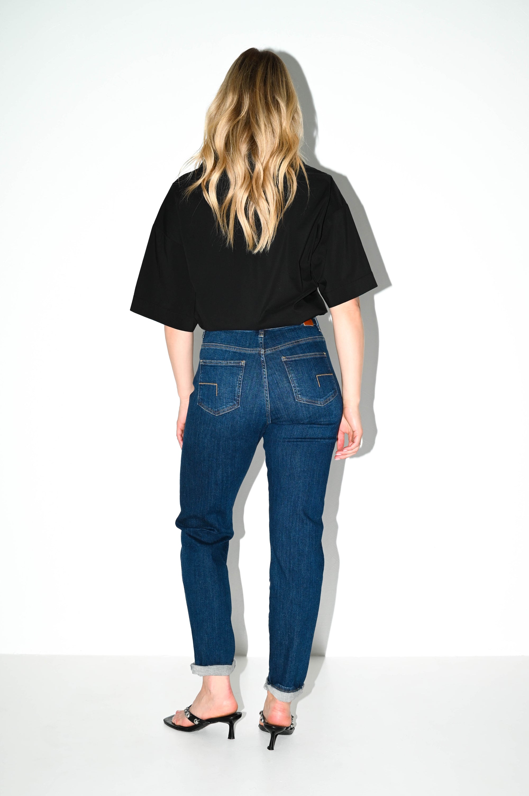 achterkant van de diaz denim spijkerbroek met dnm pure zakken