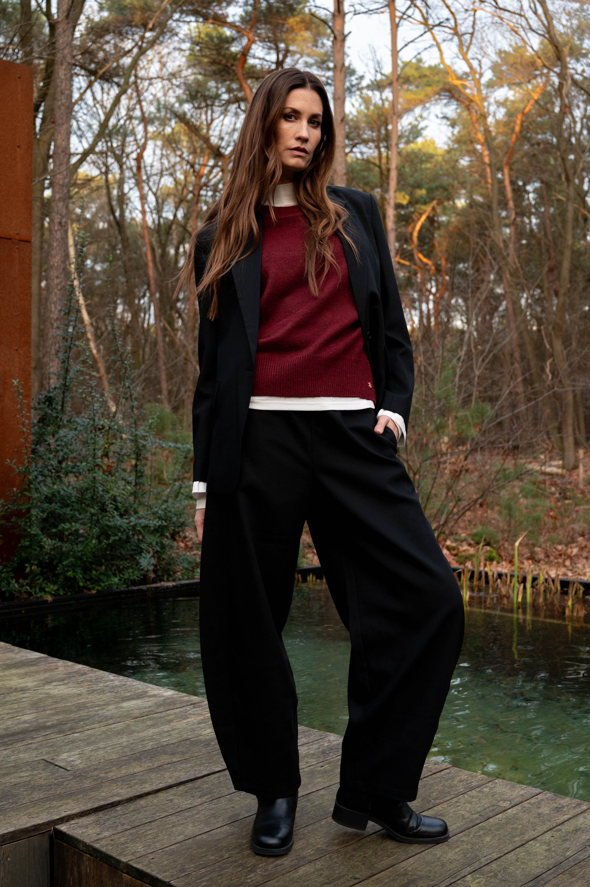 stoere herfstoutfit met zwarte blazer canto en zwarte wijde broek