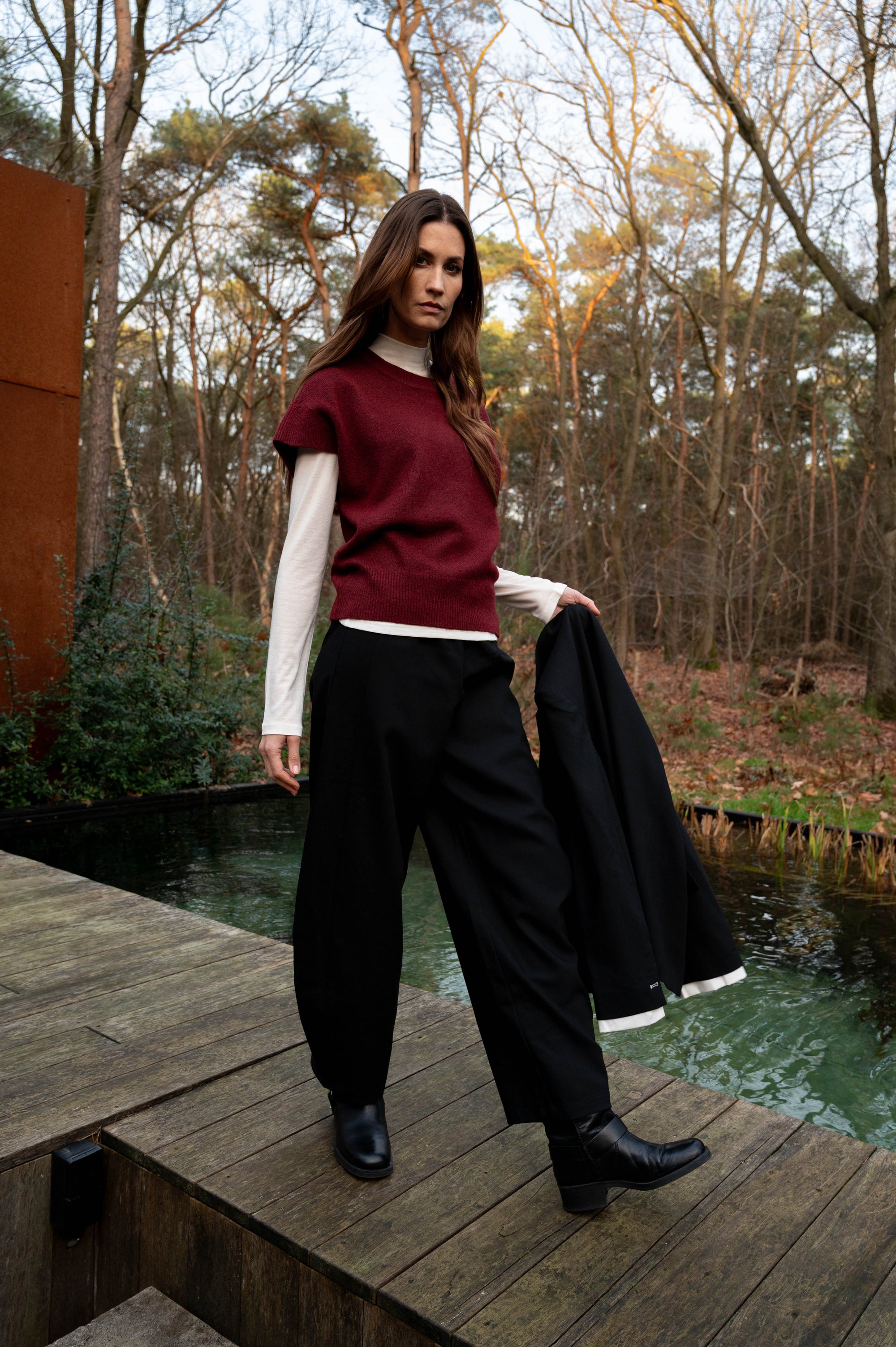 herfstoutfit met wijnrood shirt met korte mouwen, off white coltrui en zwarte broek