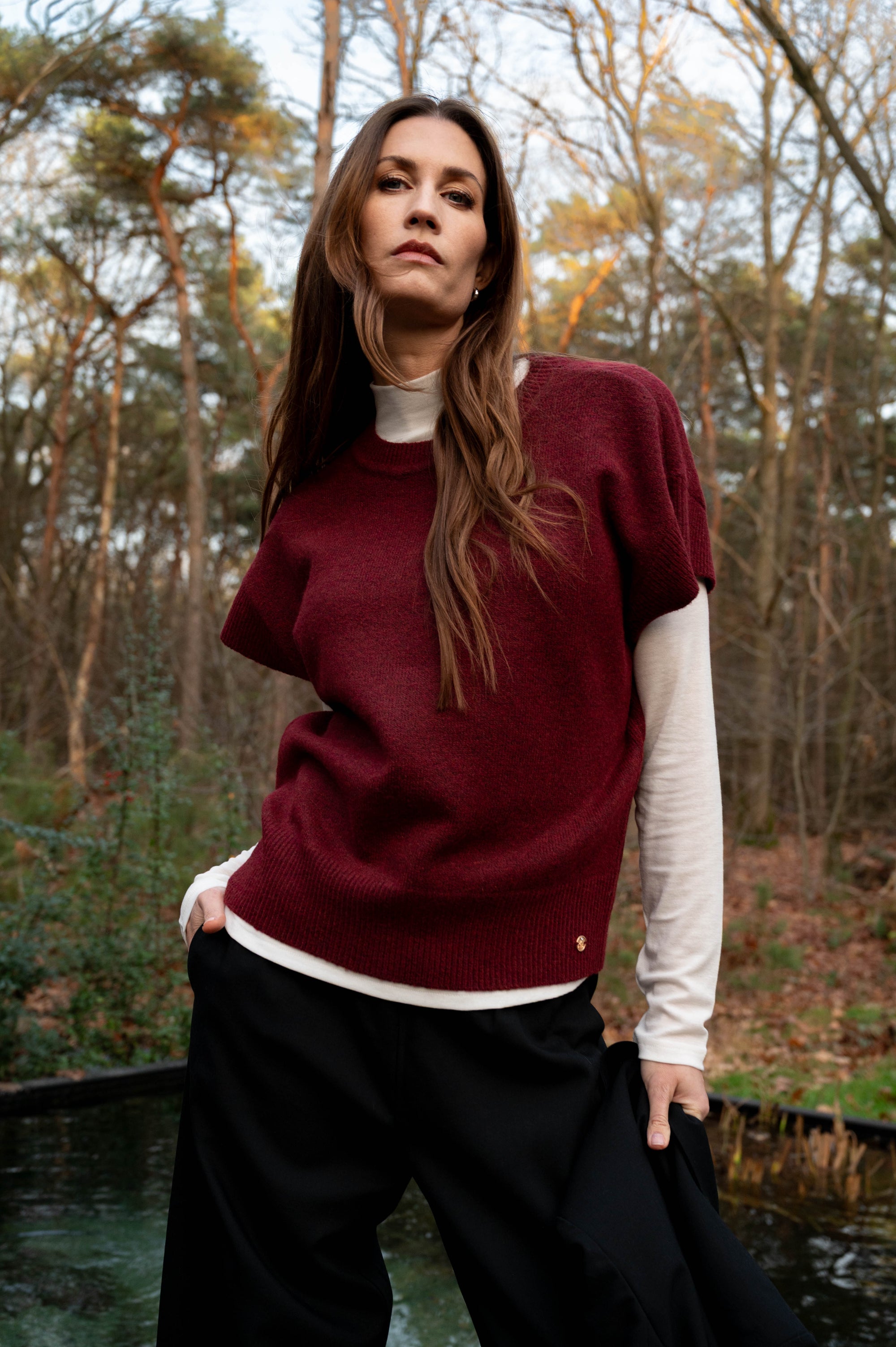 vooraanzicht van model in de vita wijnrood shirt met korte mouwen en met rib gebreide boorden