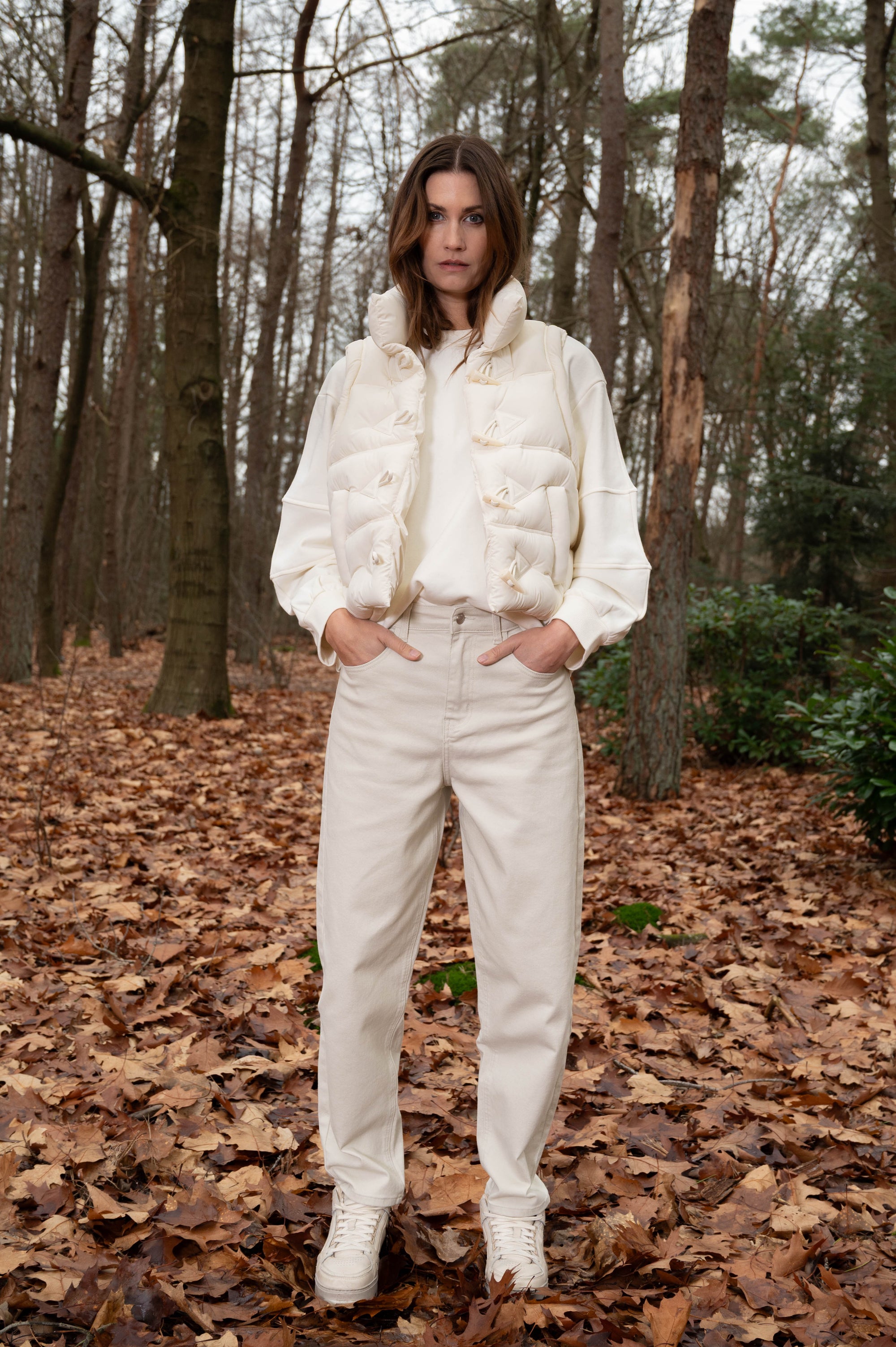 complete outfit dames herfst met offwhite jeans en shirt met lange mouwen en daarover een offwhite bodywarmer