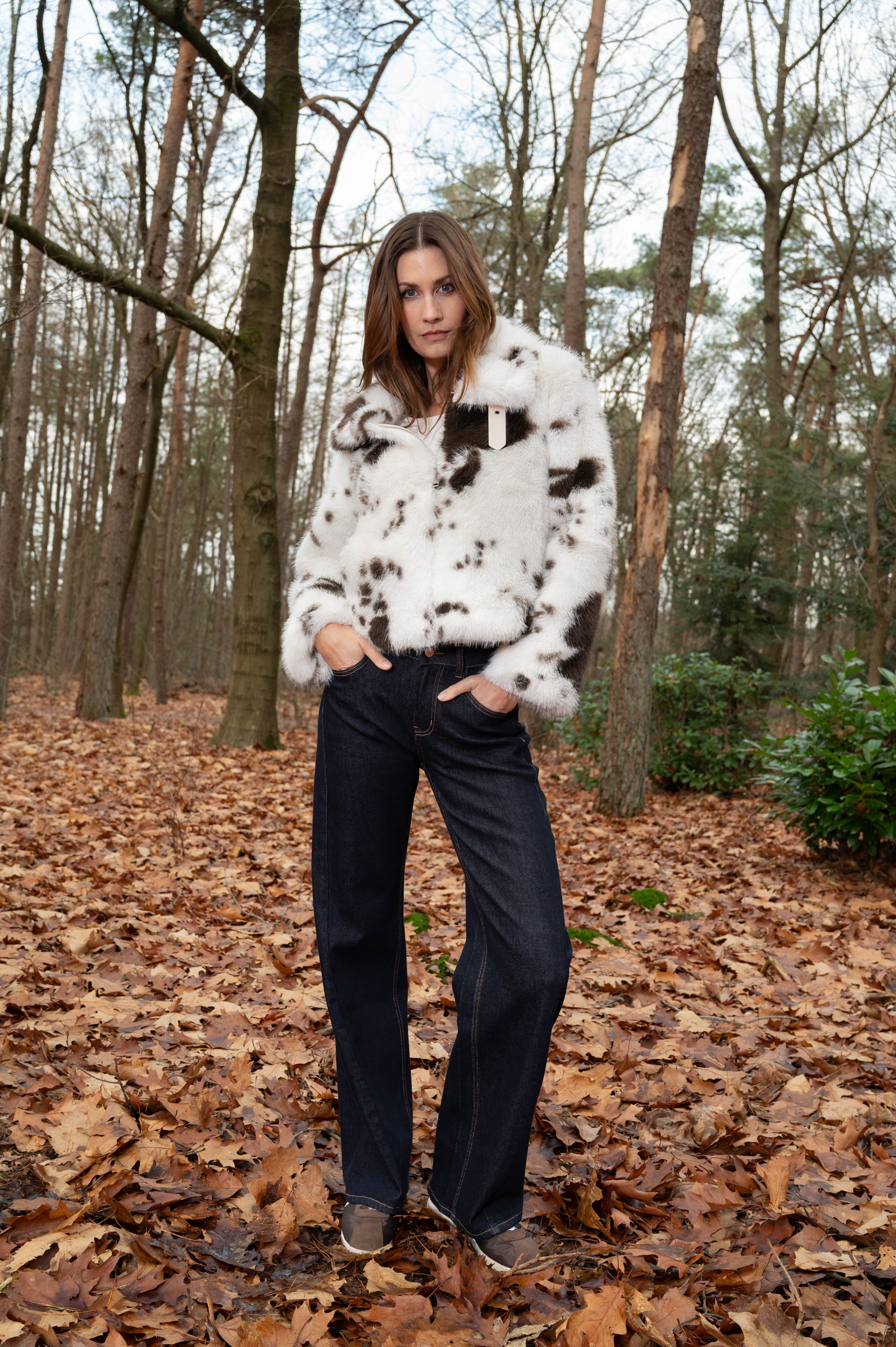 herfstlook damesjas met koeienprint op een donkere denim