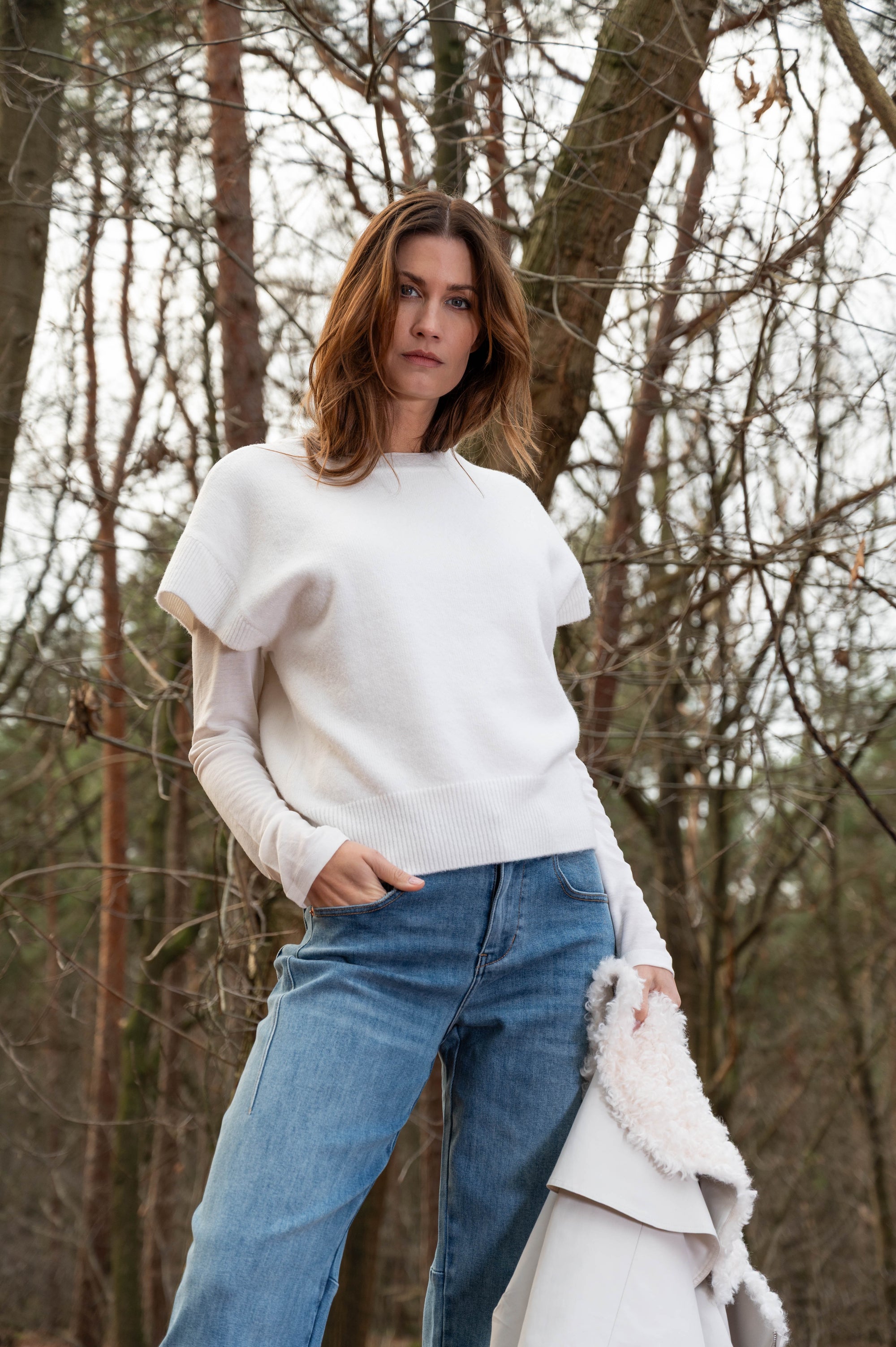 dame heeft een herfstlook outfit met off-white t-shirt vita gecombineerd met een spijkerbroek