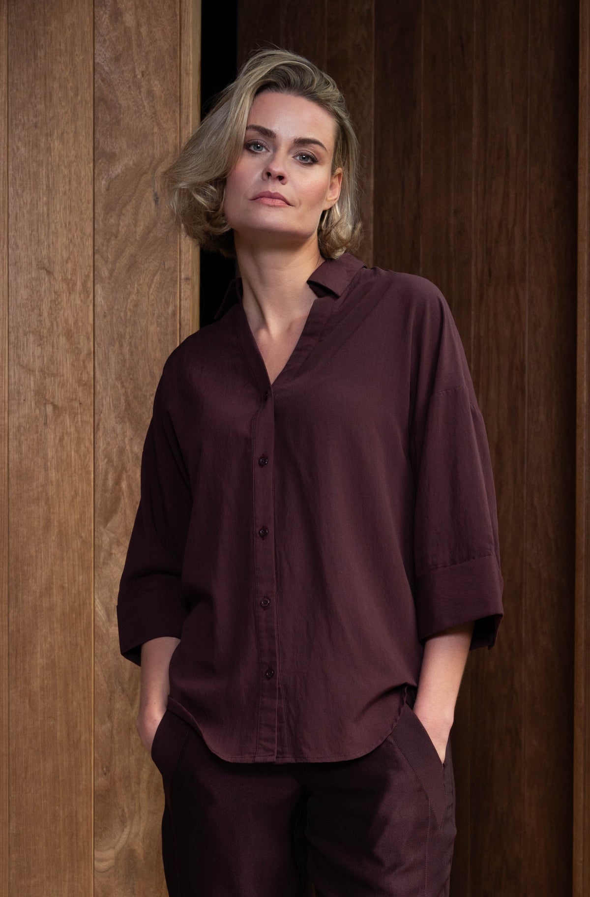 zie de details van de vieve wijnrood blouse met knoopsluiting en klassieke kraag
