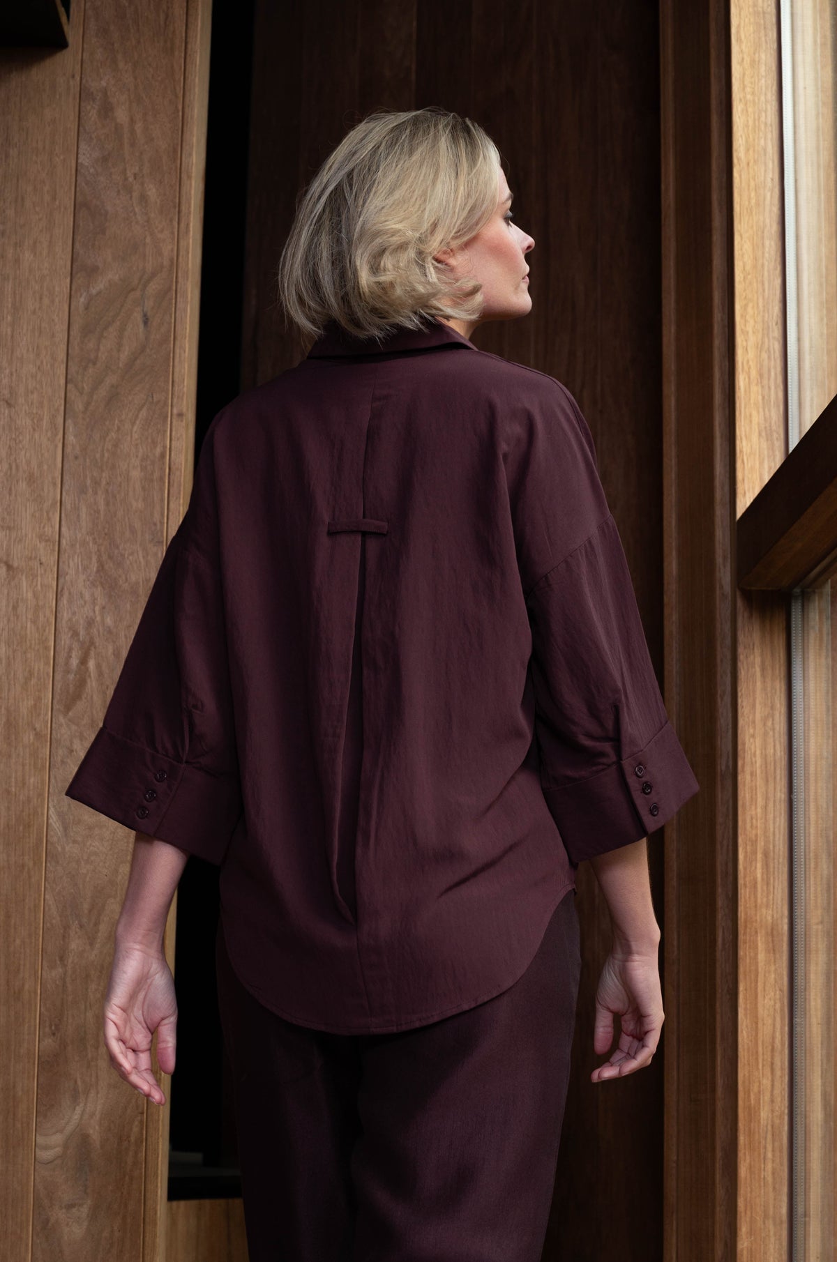achterkant van de vieve wijnrood blouse met driekwart mouwen