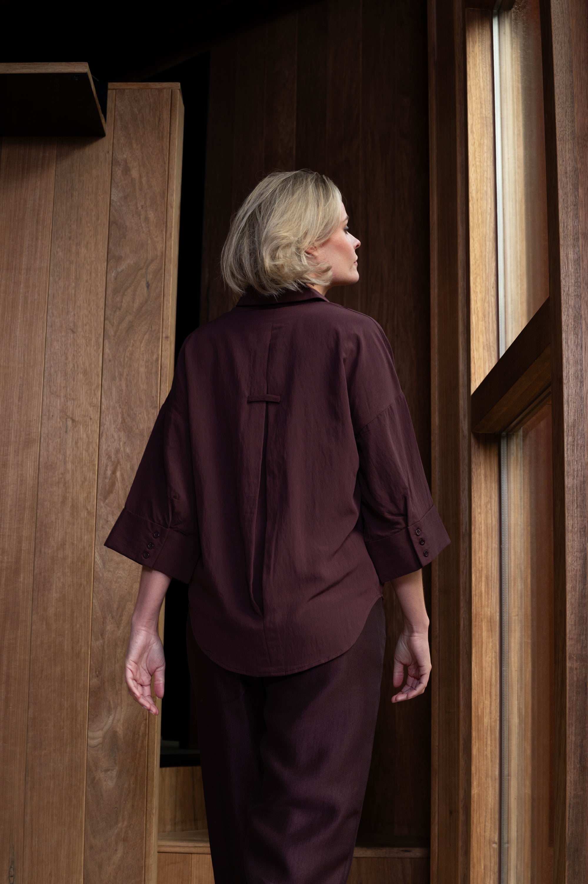 achterkant van de co-ord set wijnrood met voss broek en blouse met driekwart mouwen