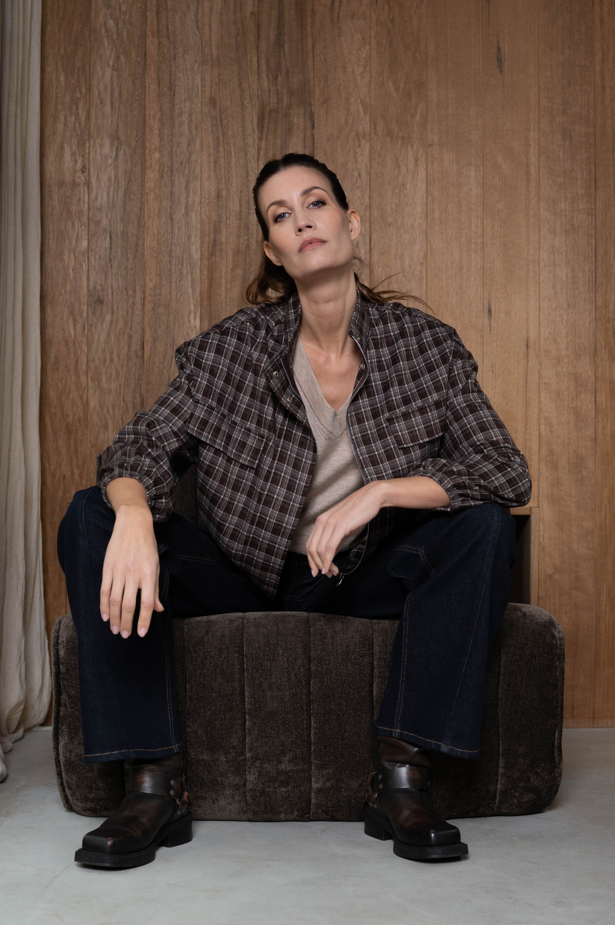 stoere geruite herfstjas vairan gecombineerd met een donkere spijkerbroek en beige shirt met v-hals