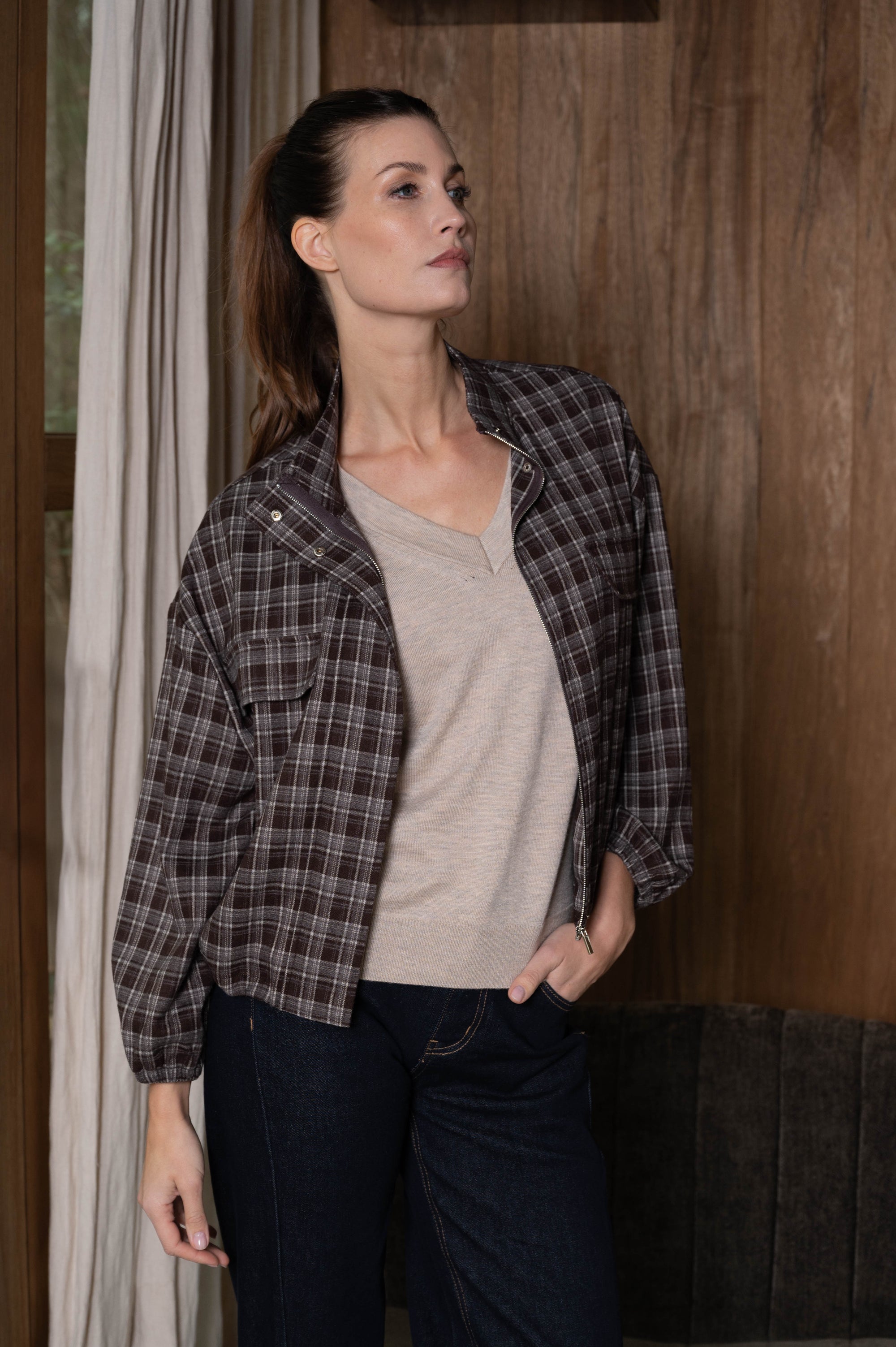 valan t-shirt taupe gecombineerd met geruite herfstjas vairan