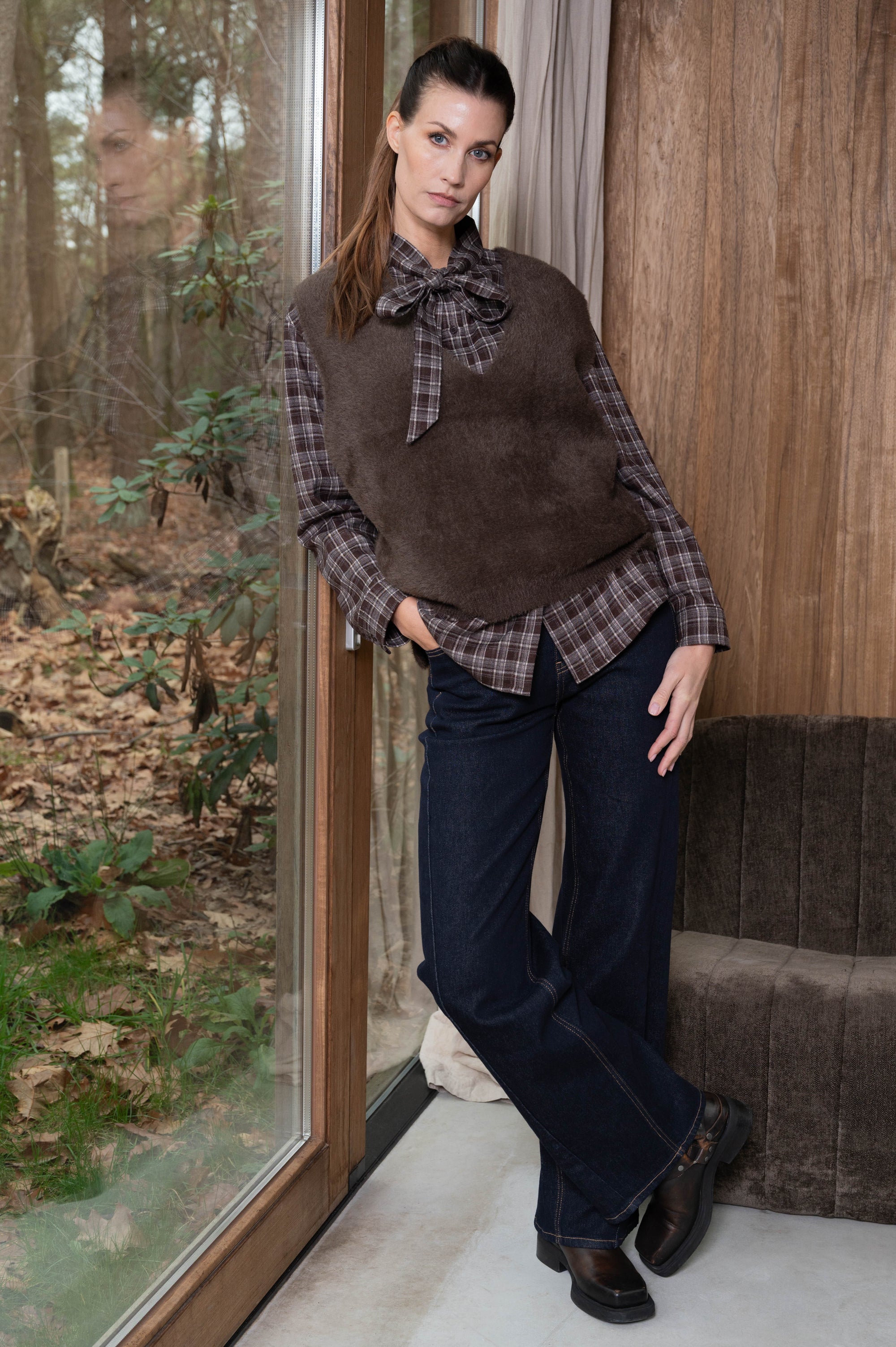 herfstlook met bruin geruite blouse en bruine top erover als extra laag voor de herfst 
