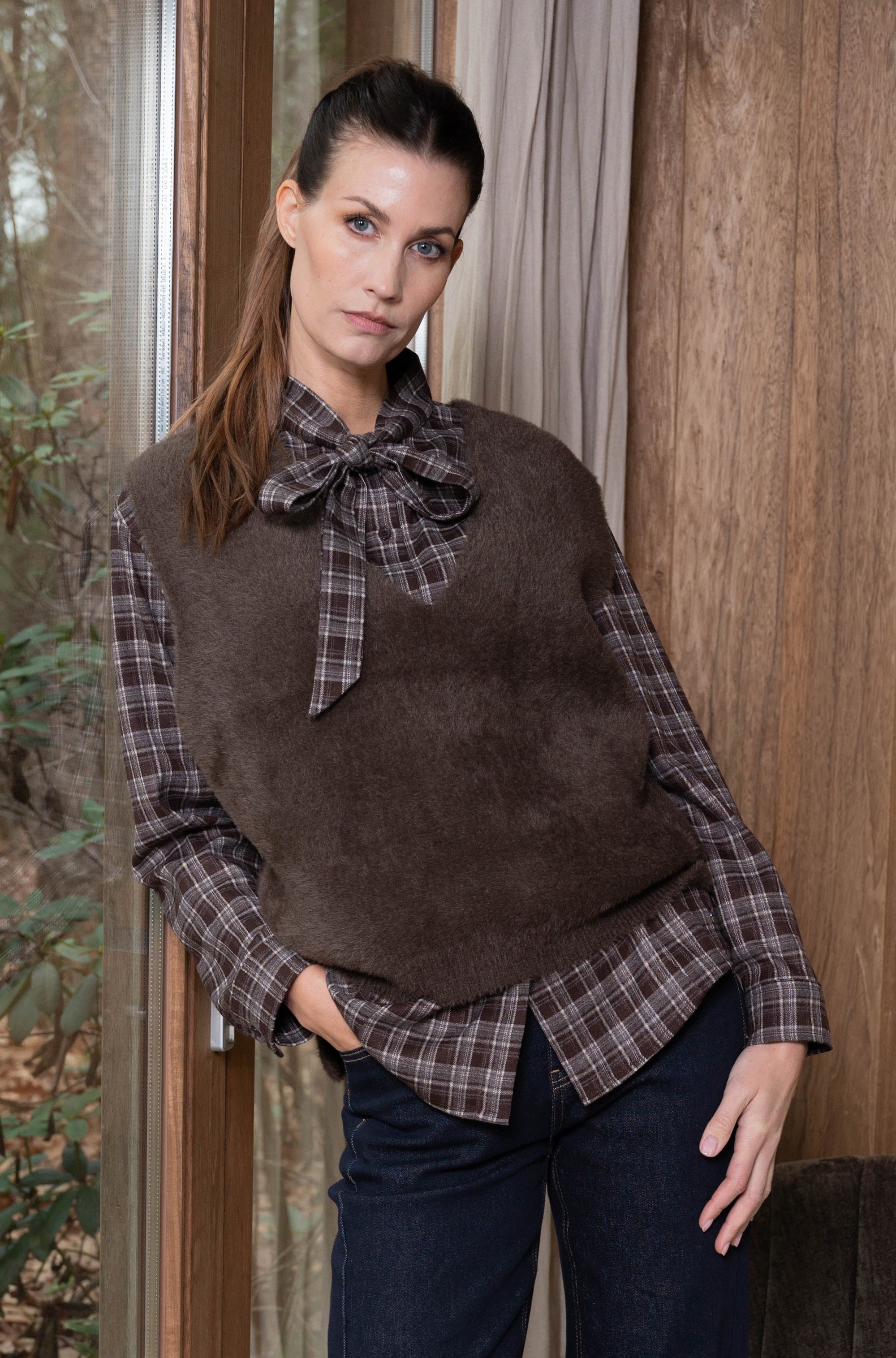 combineer de volterra bruin geruite blouse van maicazz met een donkere spijkerbroek en bruine zachte top