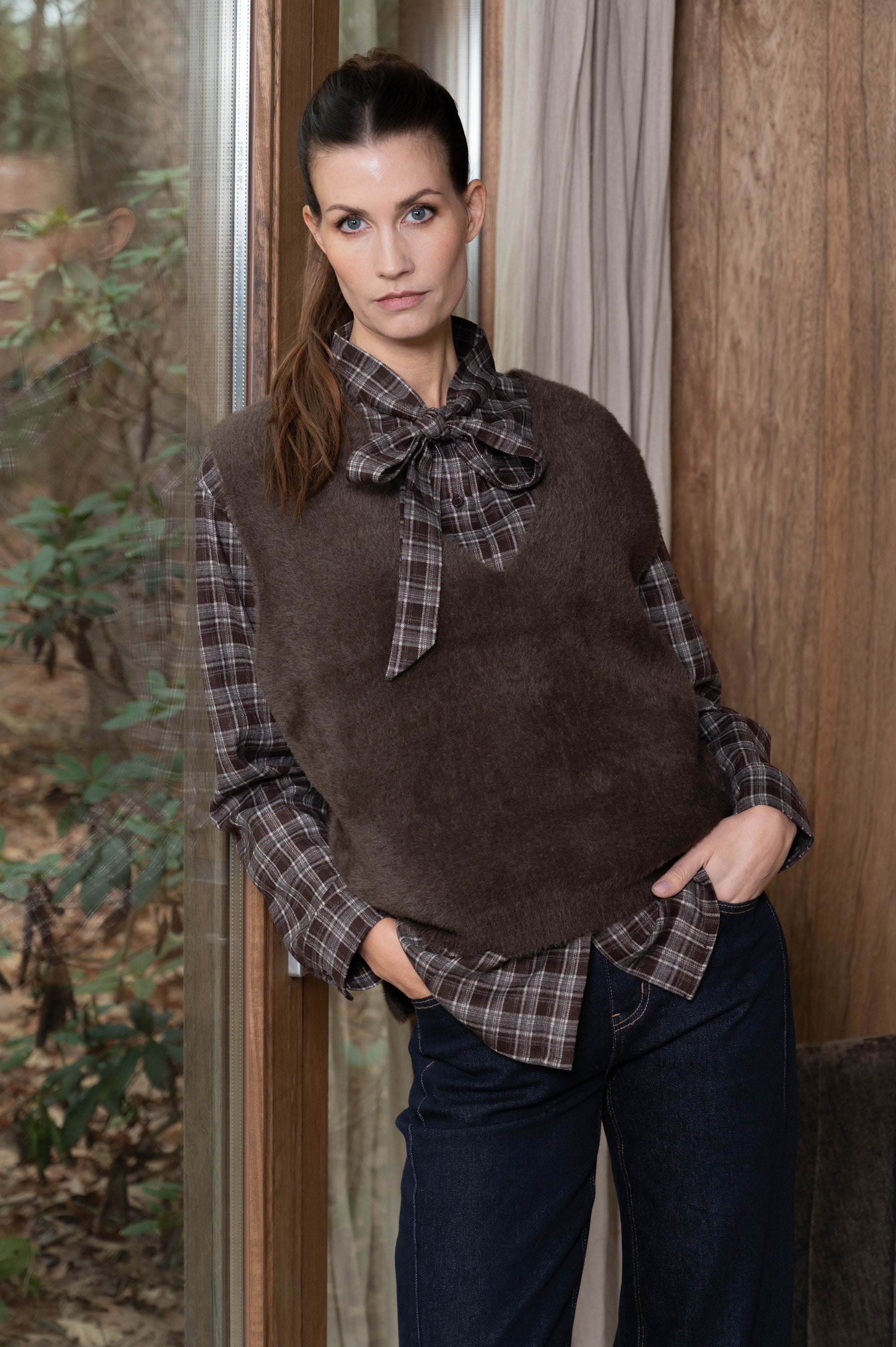 model draagt de volterra donkerbruine geruite damesblouse van maicazz met lange mouwen gecombineerd met zachte top zonder mouwen