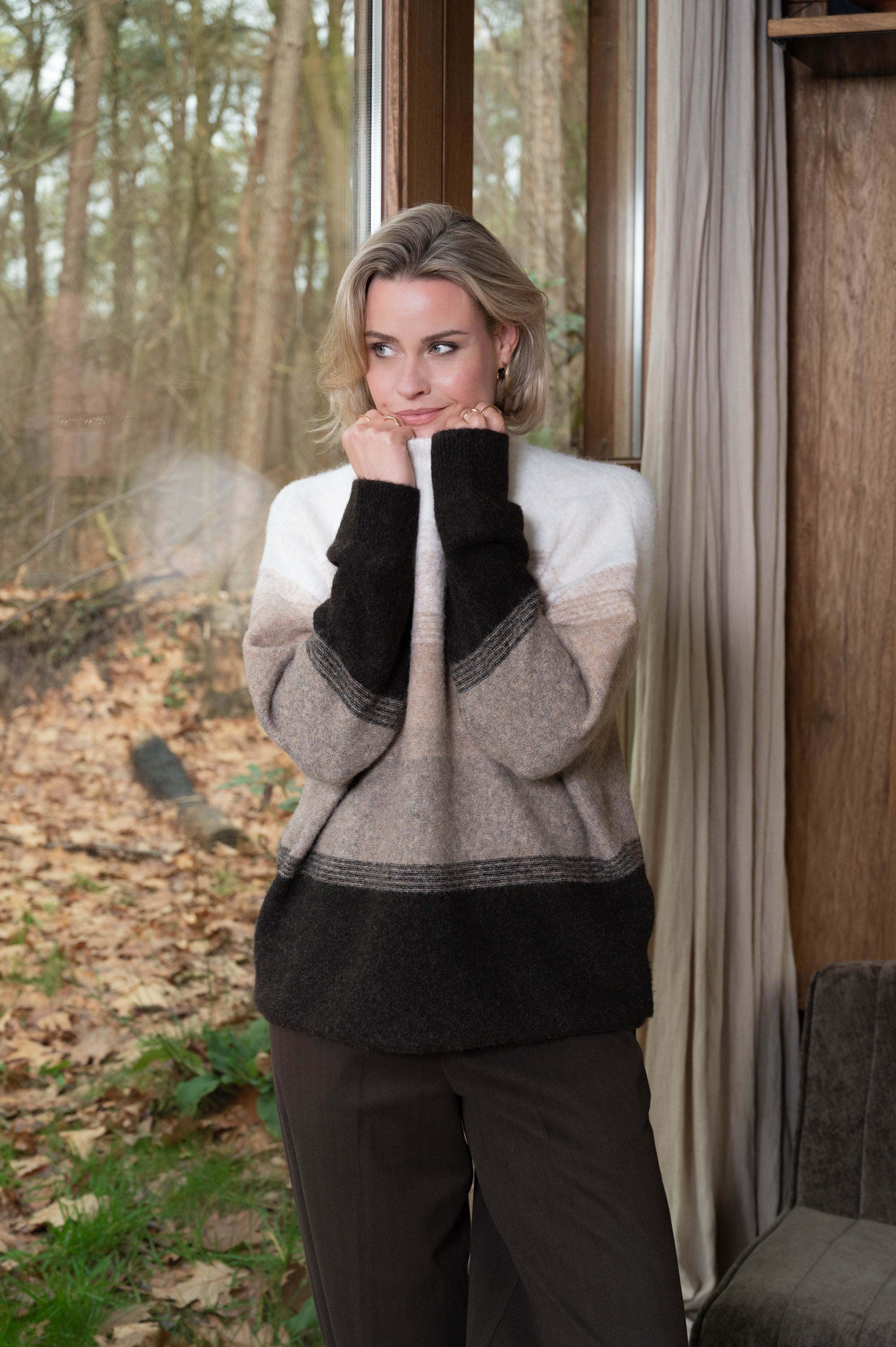 combineer trui verry op een bruine broek voor een warme herfstlook