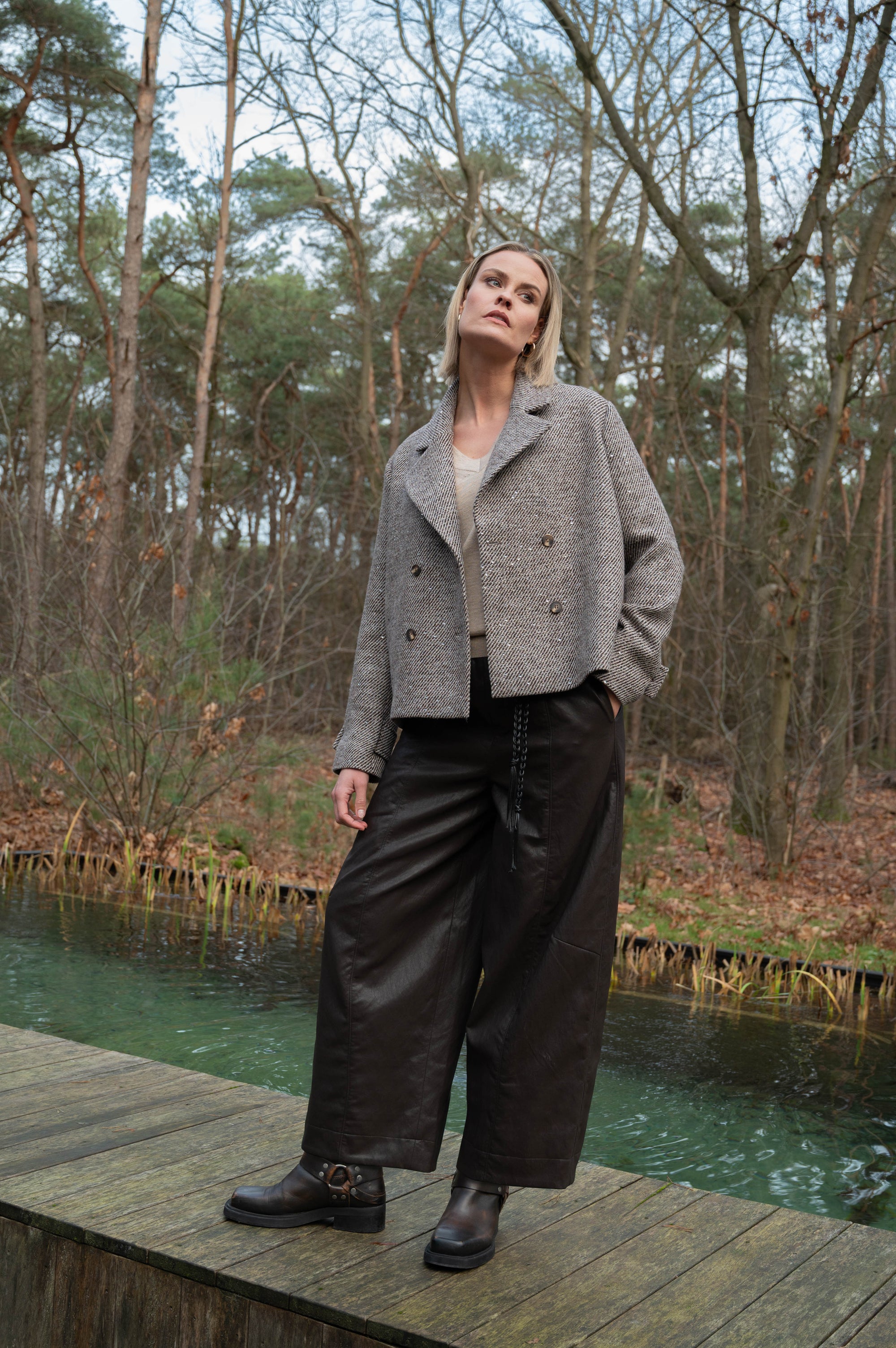 complete dames herfstoutfit met beigebruine jas op een bruine wijde lederlook broek