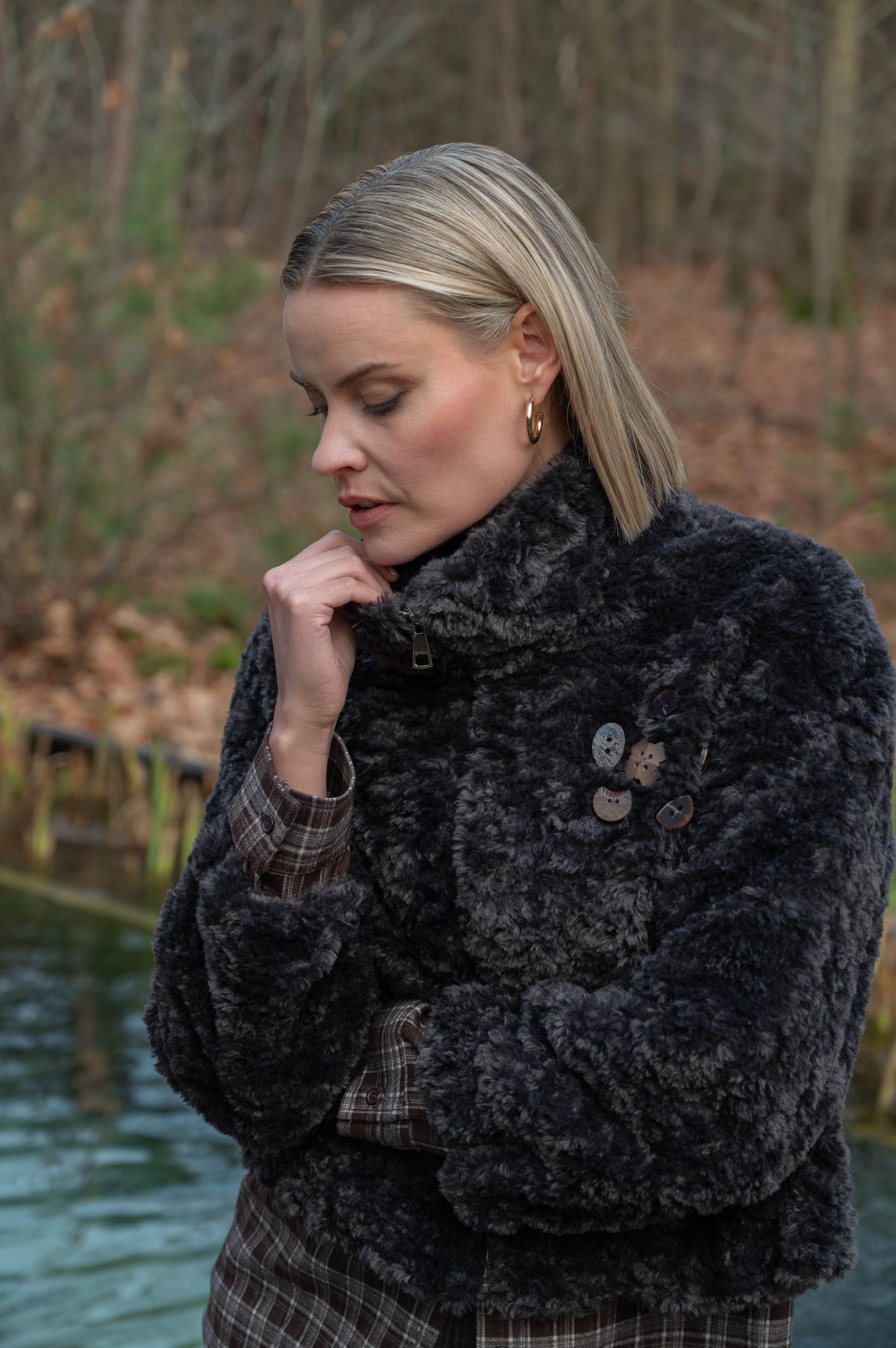 korte herfstjas teddystof zwart grijs met knoopdetail en ritssluiting 