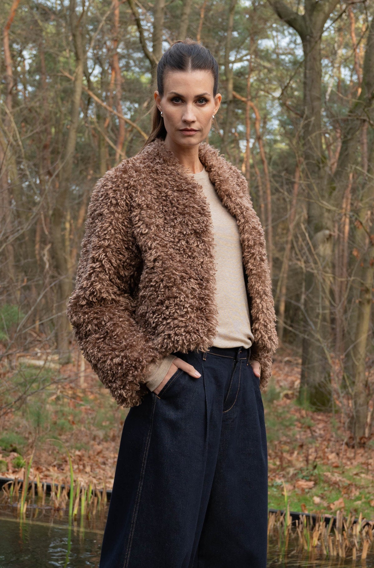 zachte warme teddyjas bruin gecombineerd met een donkere wijde denim