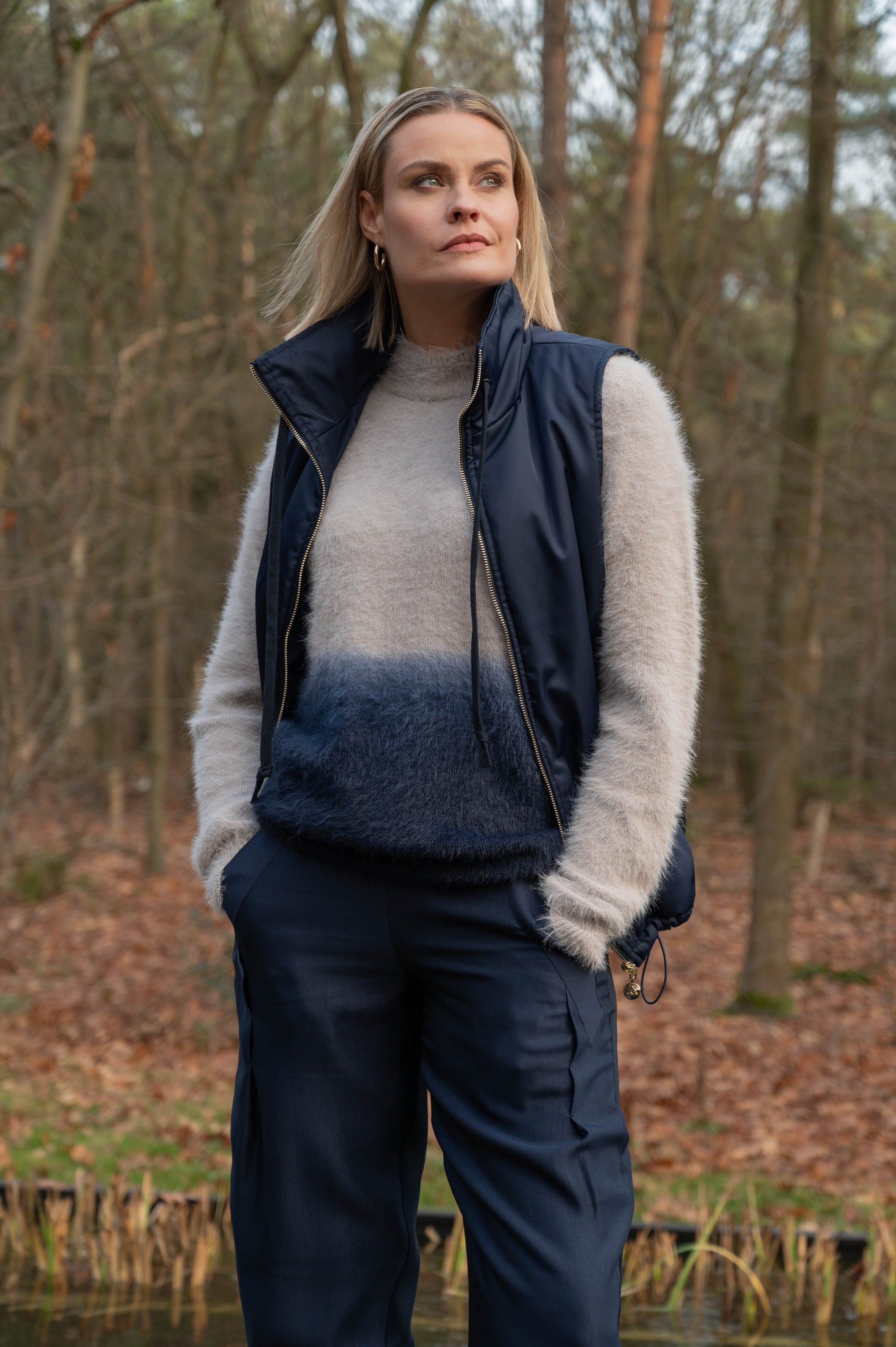 blauwe bodywarmer gecombineerd met warme zachte trui met kleurverloop