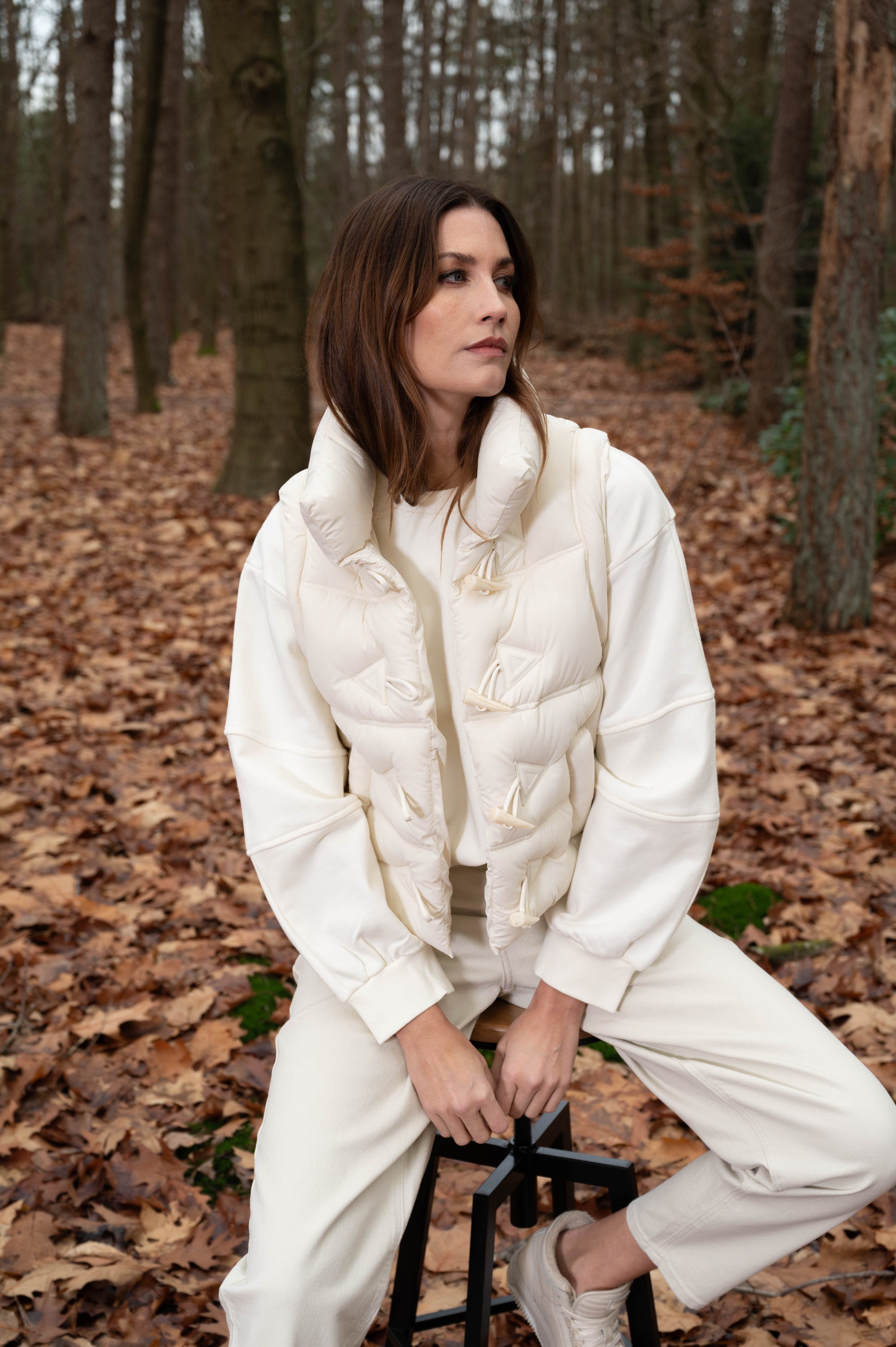 dame draagt een stoere outfit met een frisse basis off-white trui 