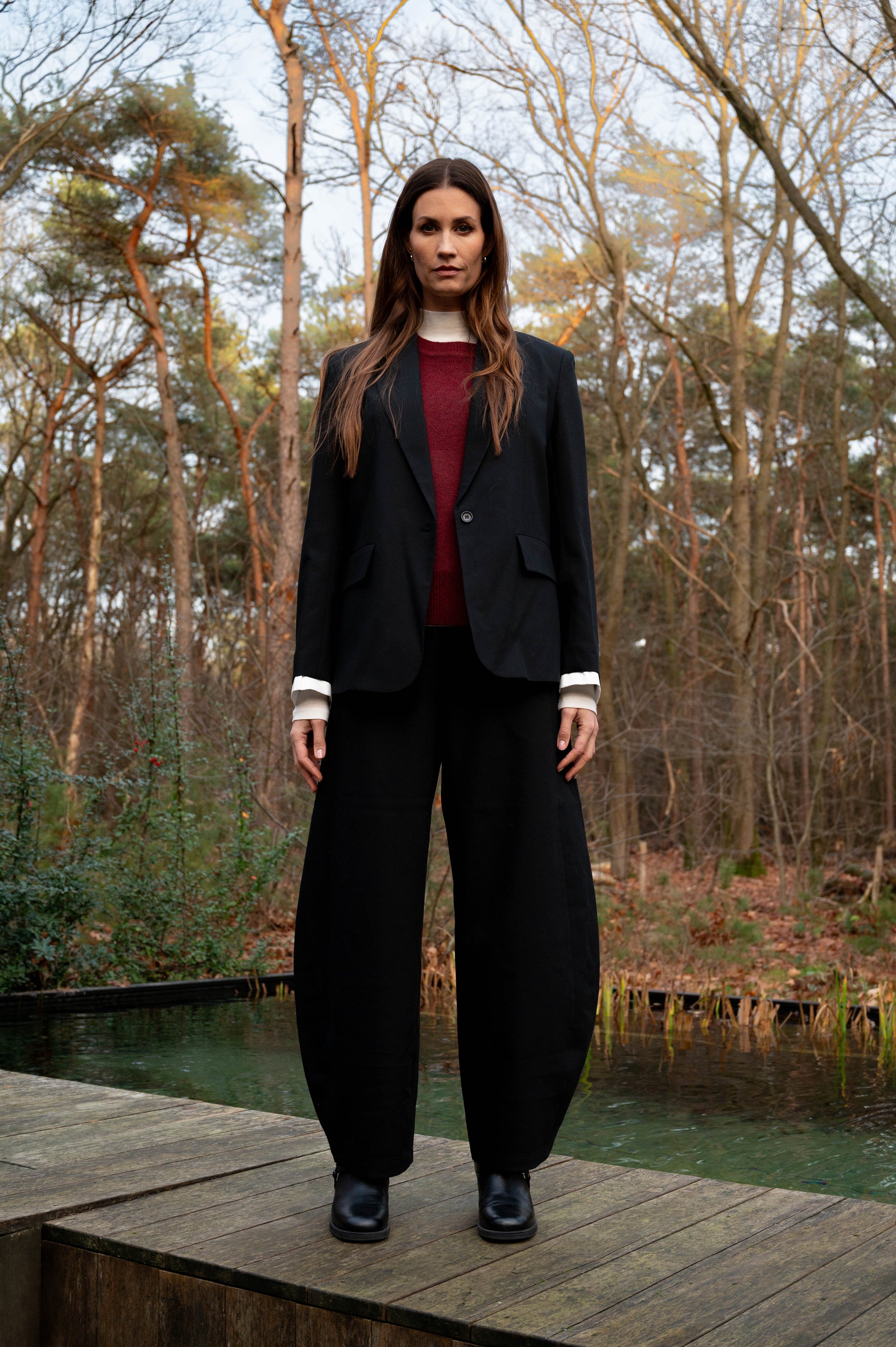 zwarte wijde barrel pantalon in combinatie met een zwarte blazer voor een stoere herfstlook