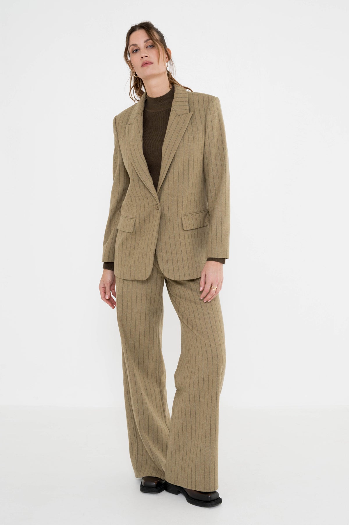 gestreepte broek met rechte pasvorm onder een khaki blazer met mosgroene coltrui