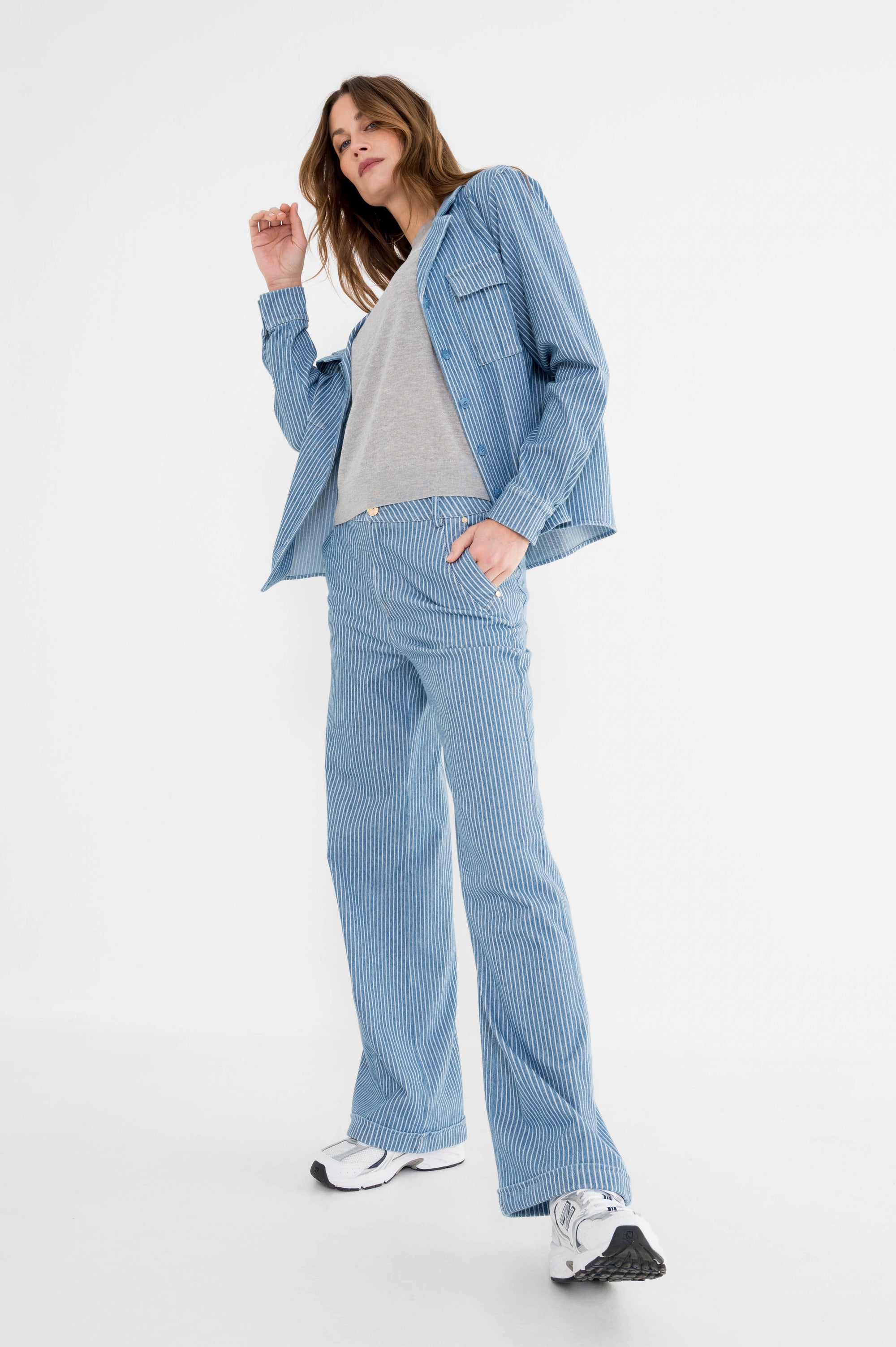co-ord set blauw gestreepte jeans met een lichtgrijs shirt gecombineerd