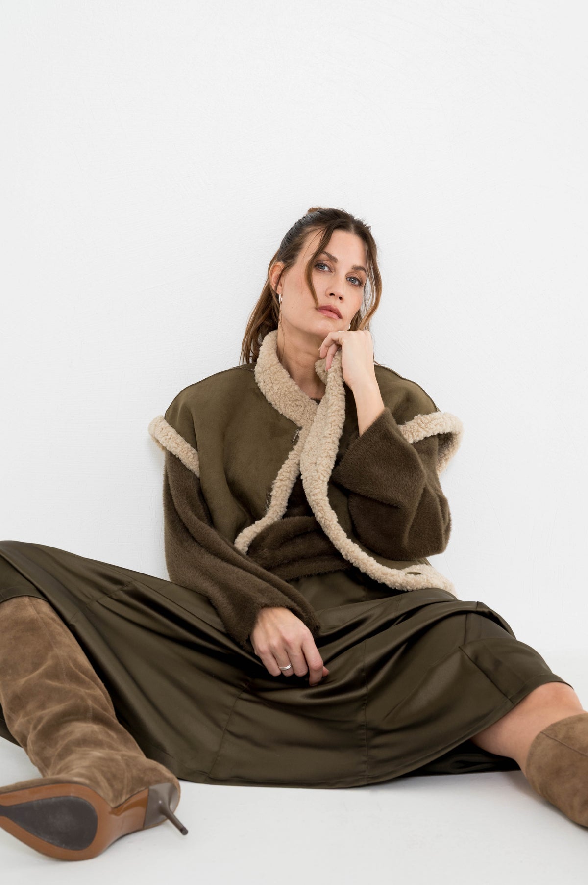 complete mosgroene herfstoutfit met voire rok in satijnlook